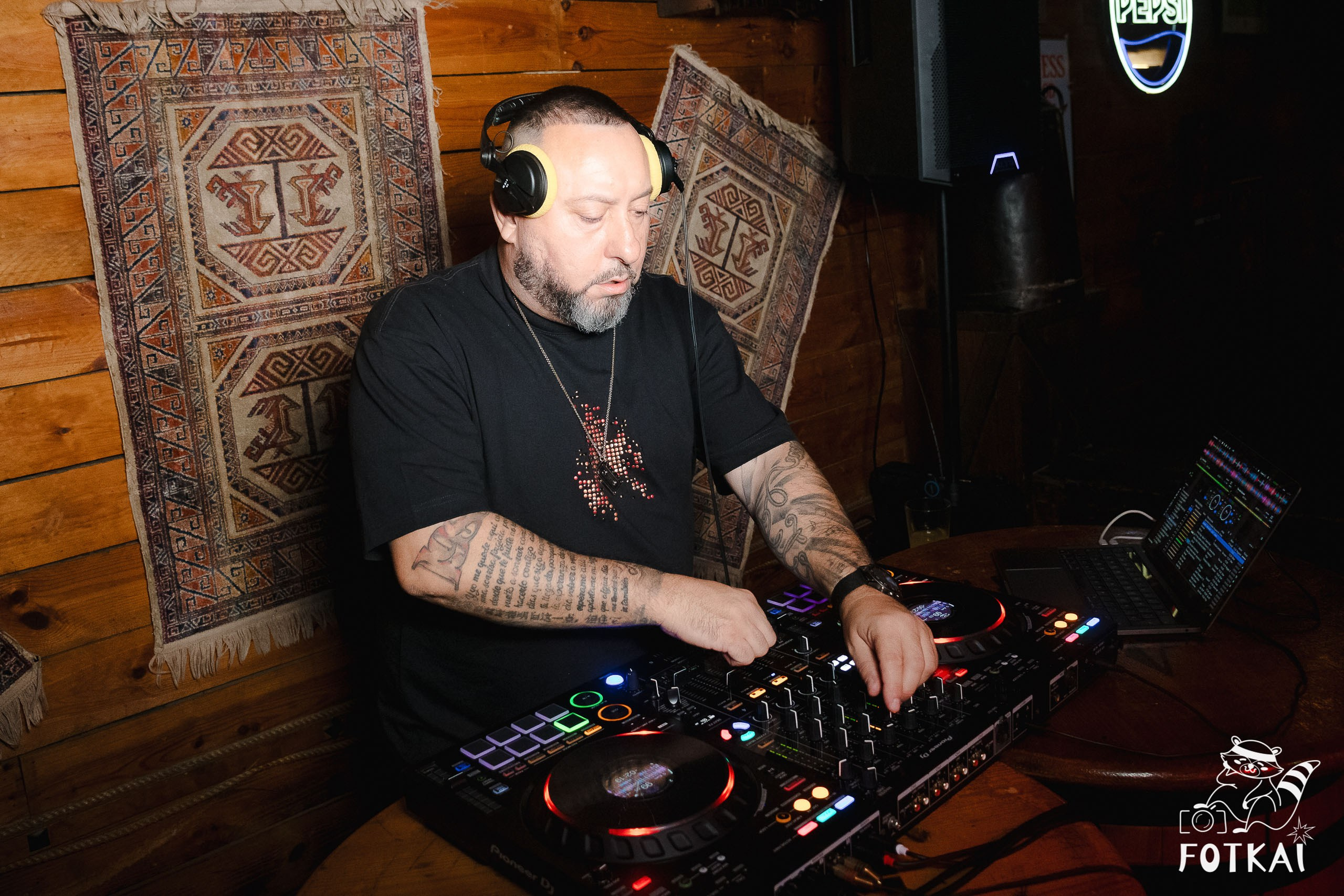 Fiesta Víspera de Festivo en El Paso Rock Bar – Hip Hop Old School | Reportaje fotográfico 08.10.2025 | FOTKAI