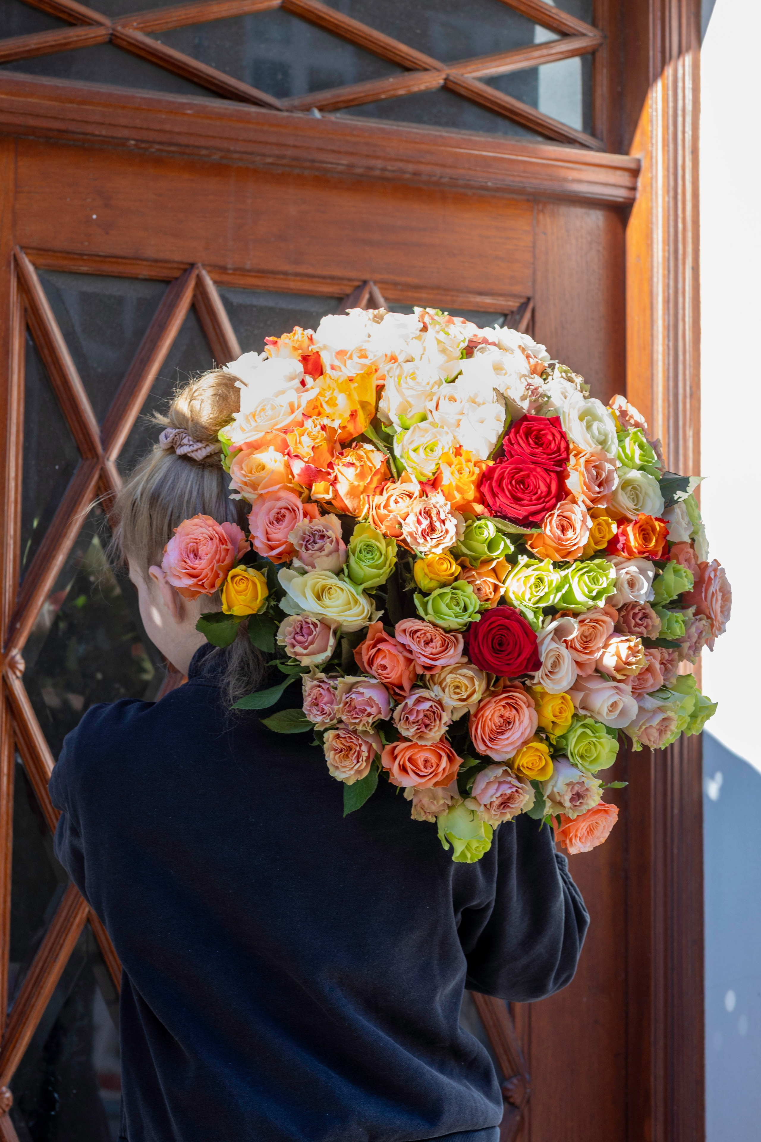100 roser i multifarver – en storslået buket fra Akropolis Blomster 🌹✨Leder du efter en smuk og eksklusiv rosenbuket? Vores 100 roser i multifarver er den perfekte gave til enhver særlig anledning. Hver buket sammensættes af friske, håndplukkede roser i et smukt mix af farver, der skaber et imponerende og unikt udtryk.Hvorfor vælge en buket med 100 roser? Perfekt til romantiske øjeblikke – Sig "Jeg elsker dig" på en uforglemmelig måde. Fantastisk gave til fødselsdag eller jubilæum – En stor og farverig overraskelse. Luksuriøs og elegant – Skab wow-effekt med 100 friske roser