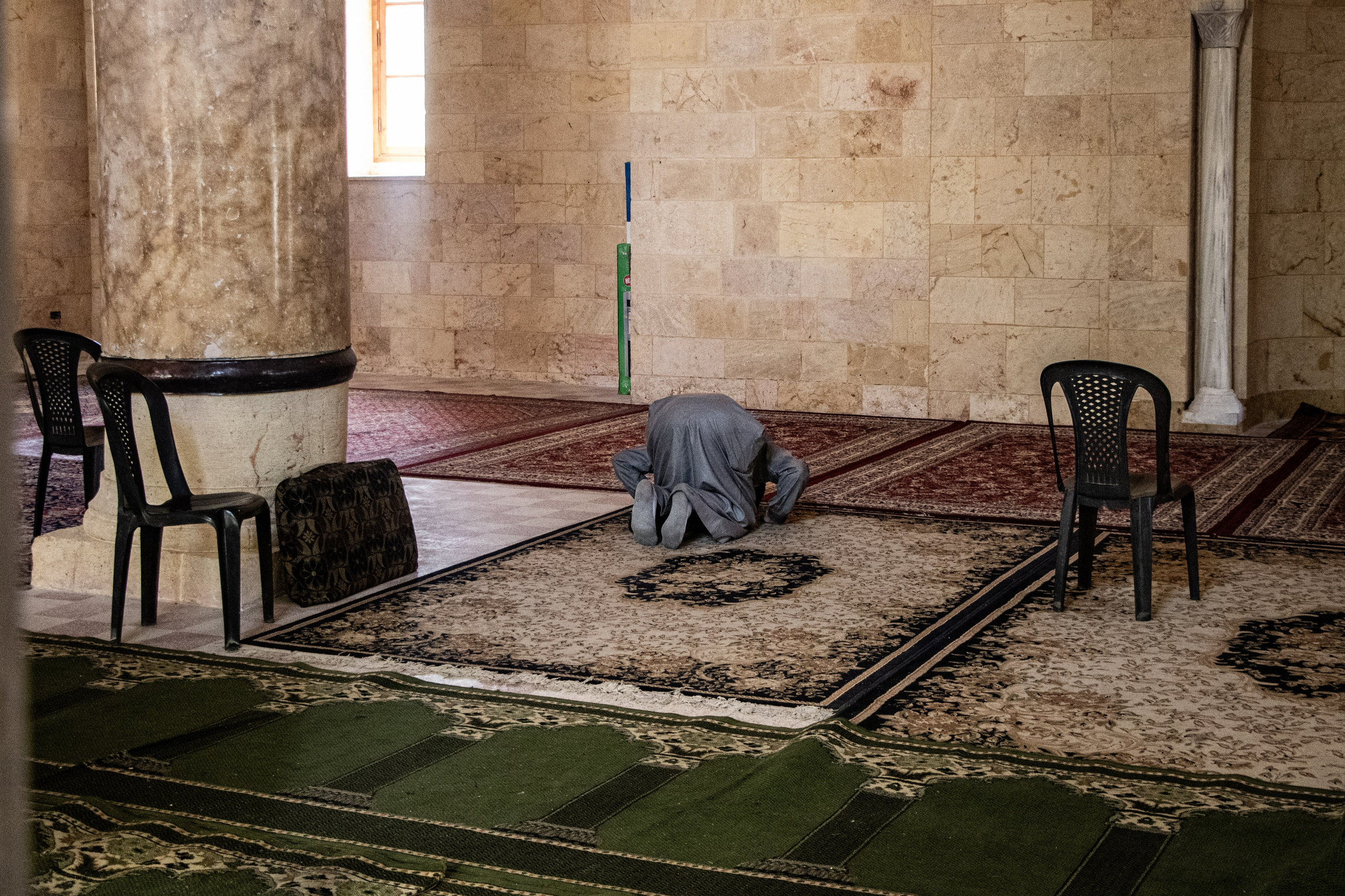Un homme prie dans une mosquée près de Hama.