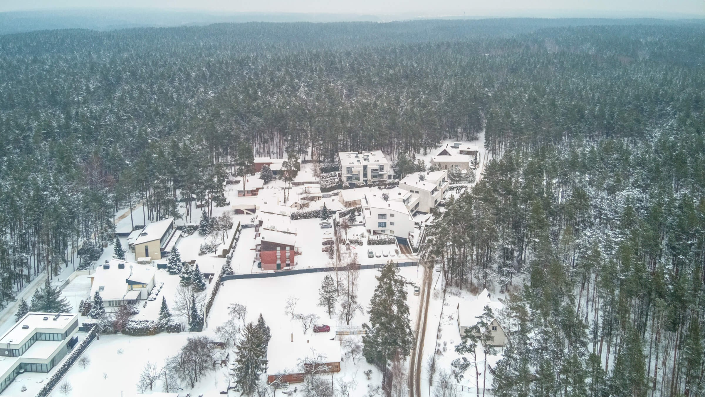 Vaizdas iš drono: prabangus 4 kambarių butas Vilniuje prestižiniame rajone, apsuptas miško ir gamtos