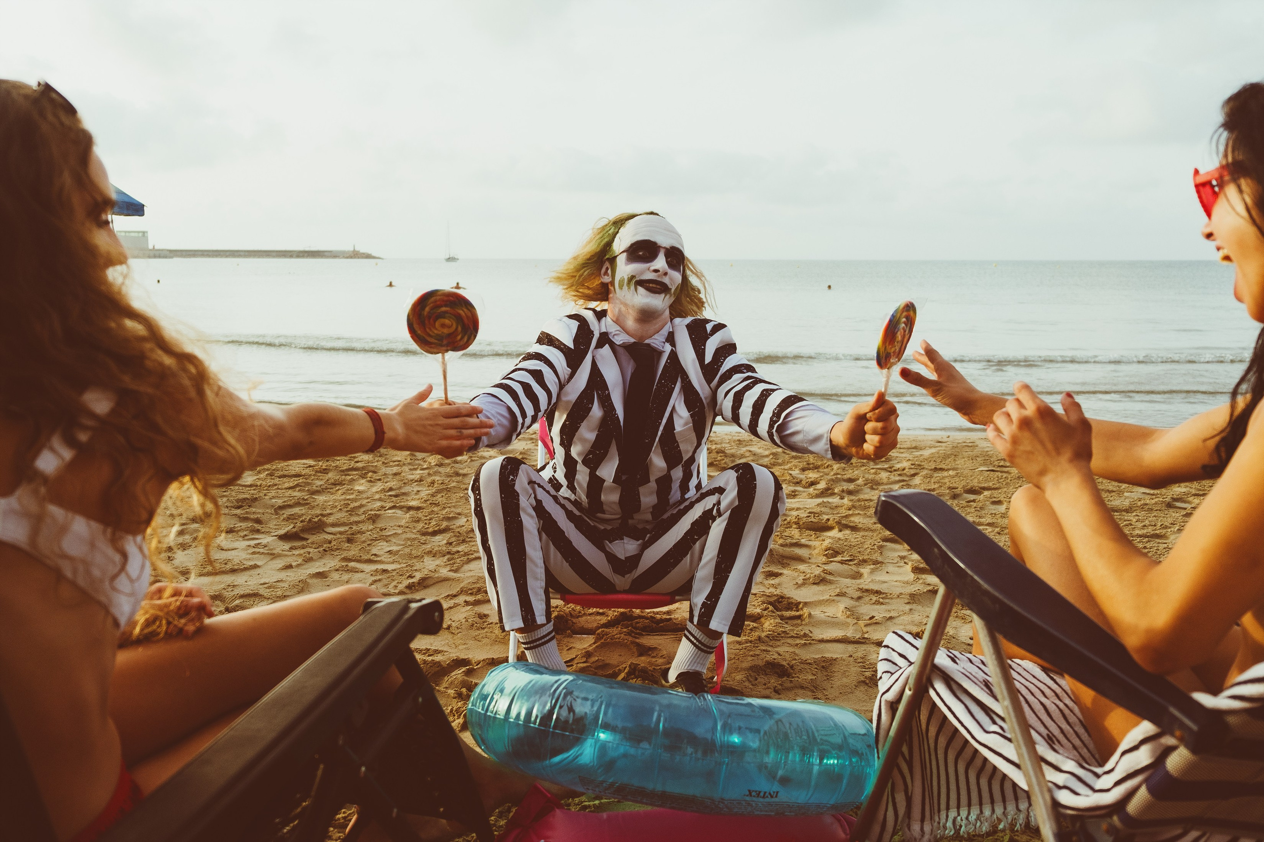 Beetlejuice на море: Экспериментальная фотосессия с цирковыми артистами — Фотограф Андрей Луковников