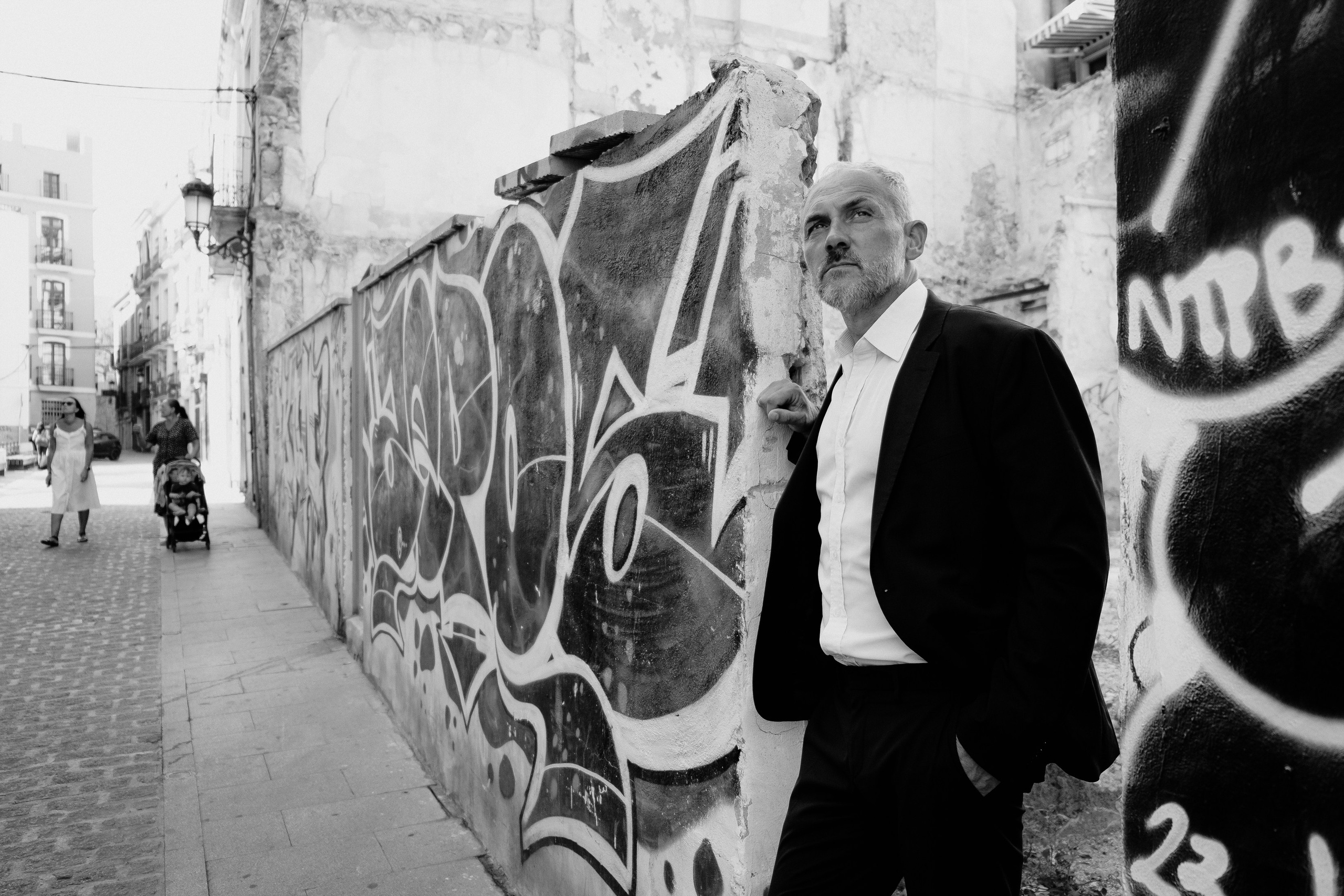 Портретная фотосессия музыканта Robert Skarsbakk в старом городе Аликанте для обложки альбома — Фотограф Андрей Луковников