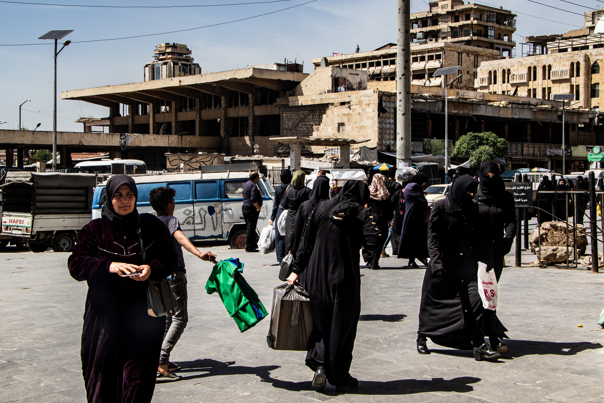 Des femmes quittent le marché animé d’Alep.