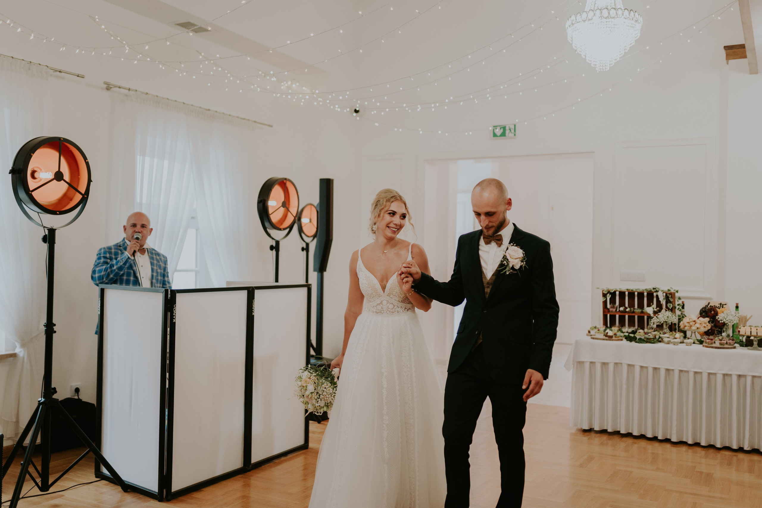 Dwór Wierzbno: plenerowy ślub pod wierzbą. Karkowskafoto - fotografia miłości