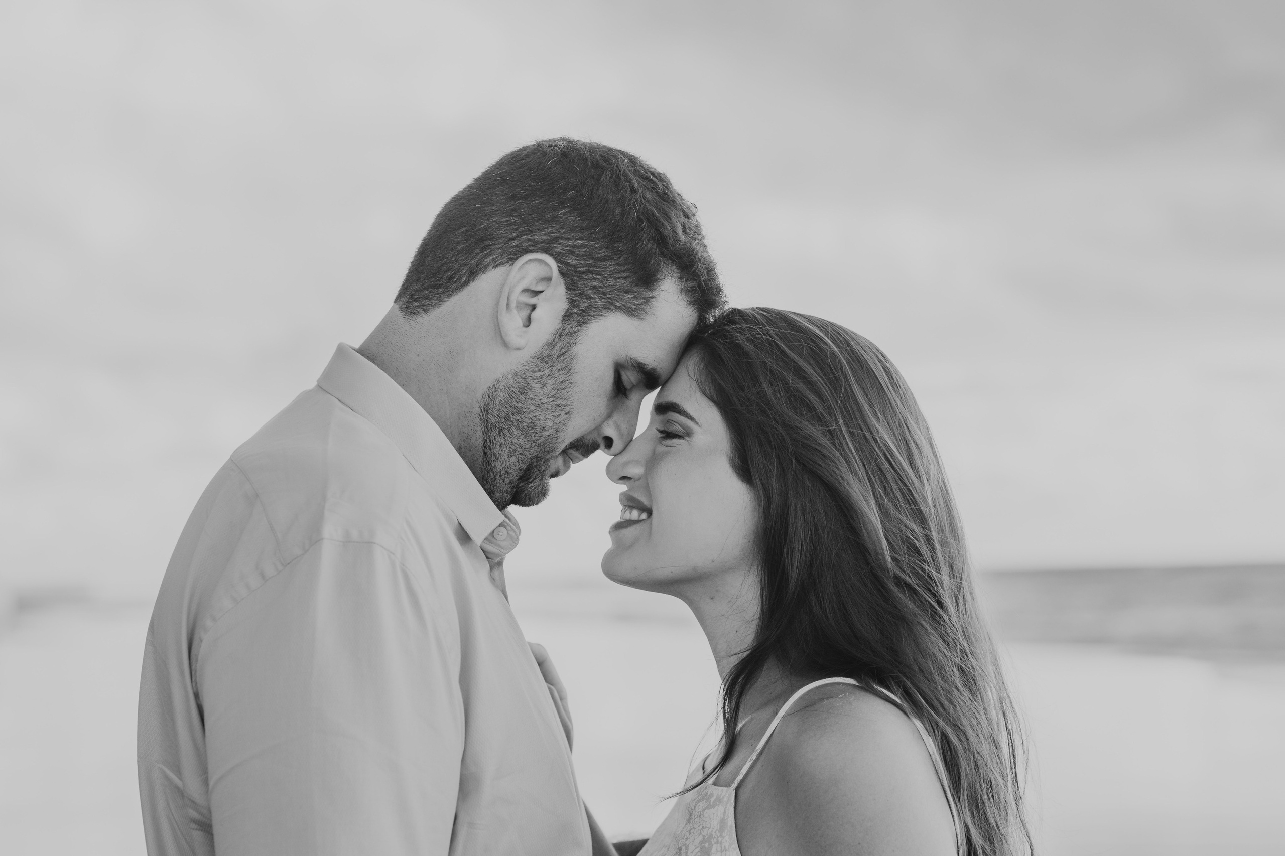 Casal em ensaio gestante na Praia do Paiva