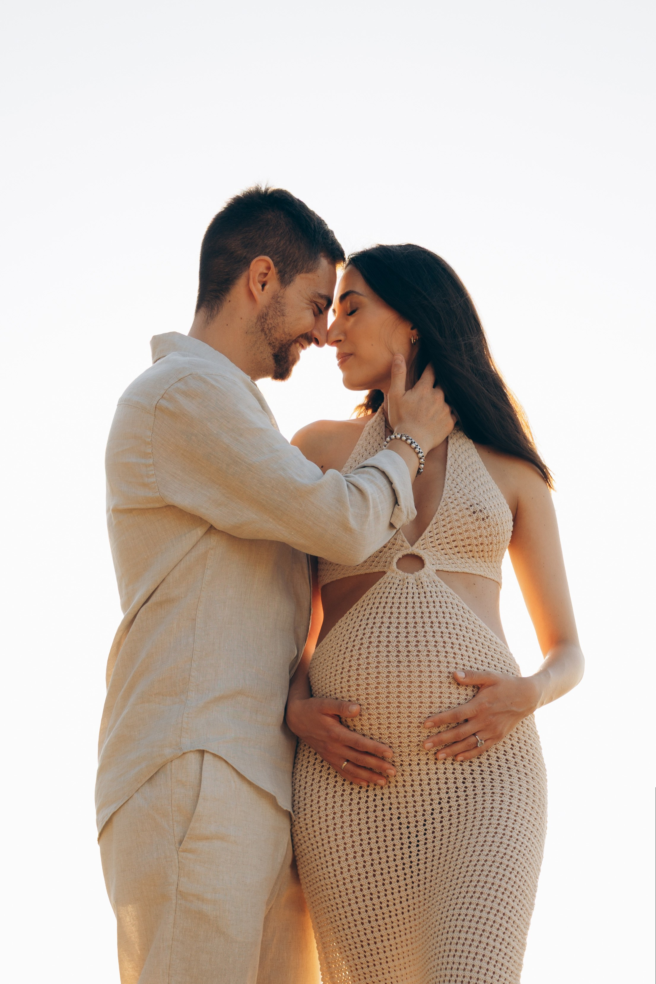 Fotografo gravidanza a Rimini — ritratto intimo di coppia in attesa