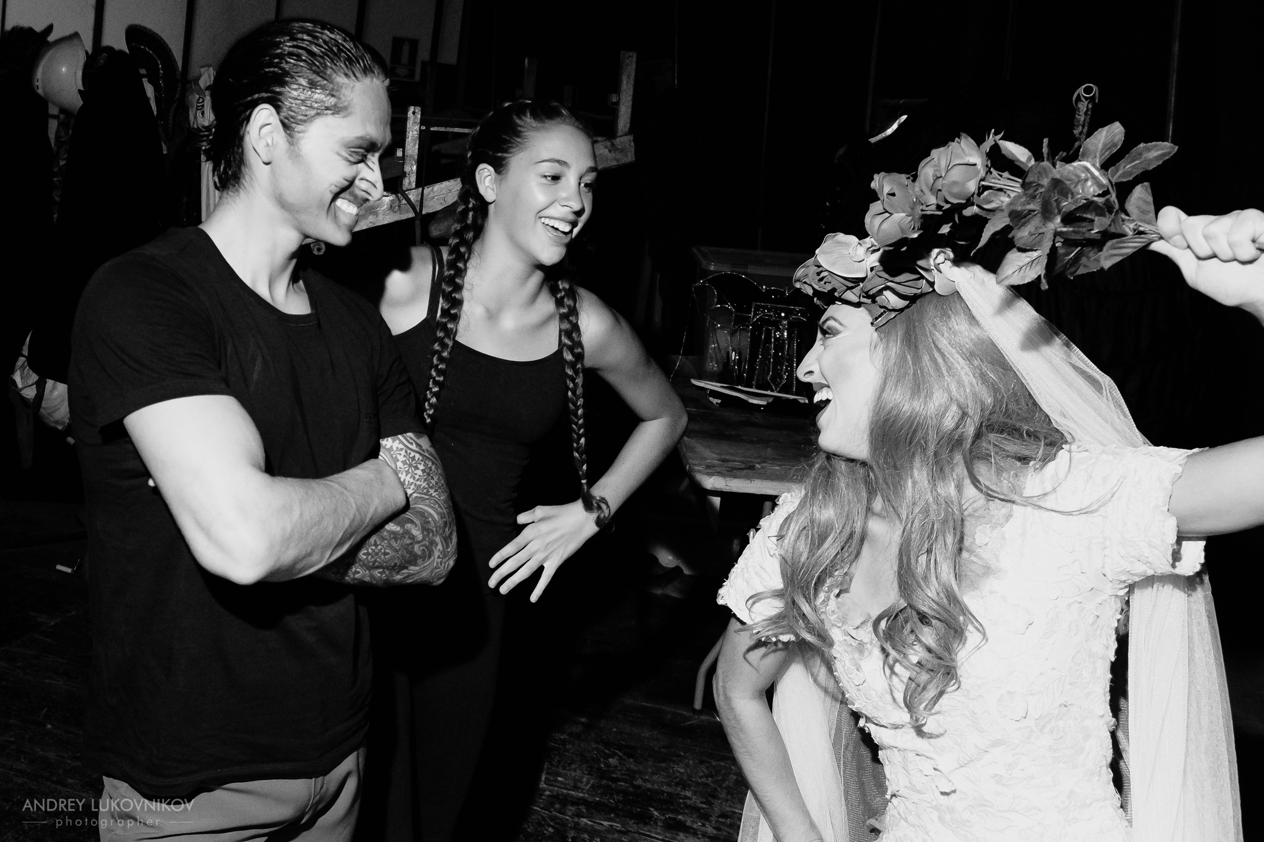 Sesión de fotos entre bastidores en El Circo Encantado: la vida de los artistas tras bambalinas