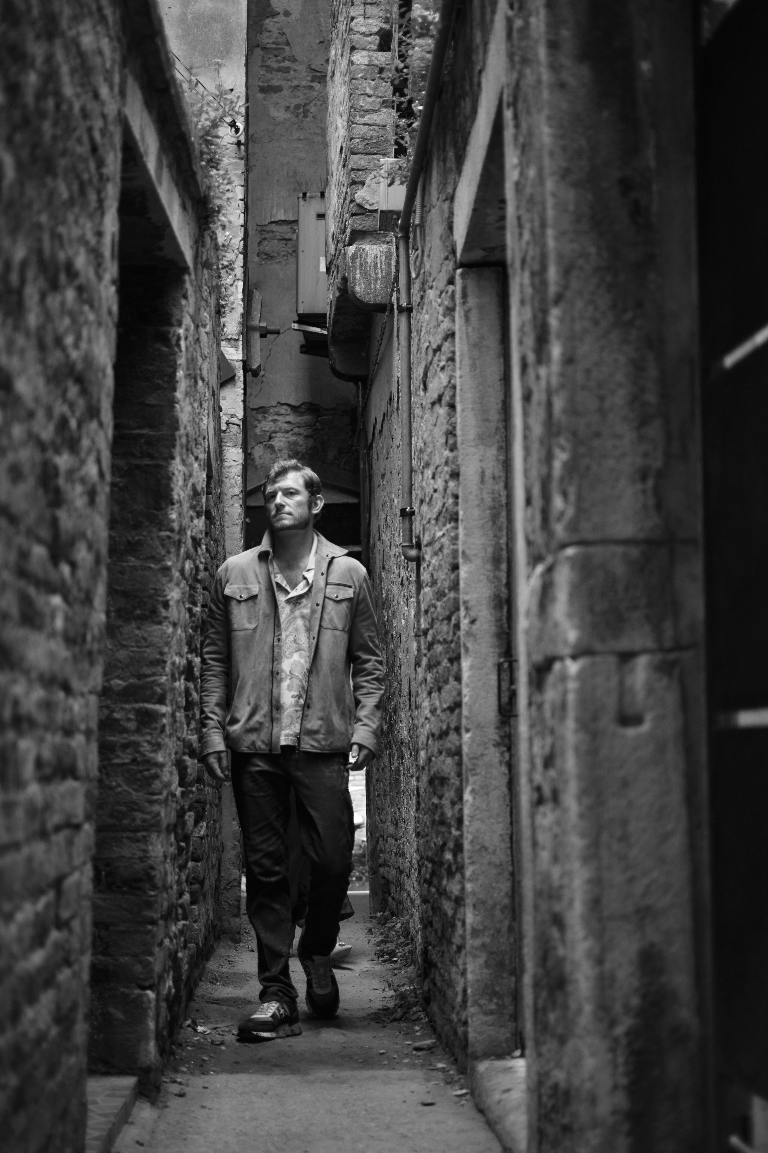 The narrowest street in Venice. Photographer in Venice, Italy. Yana Zotova