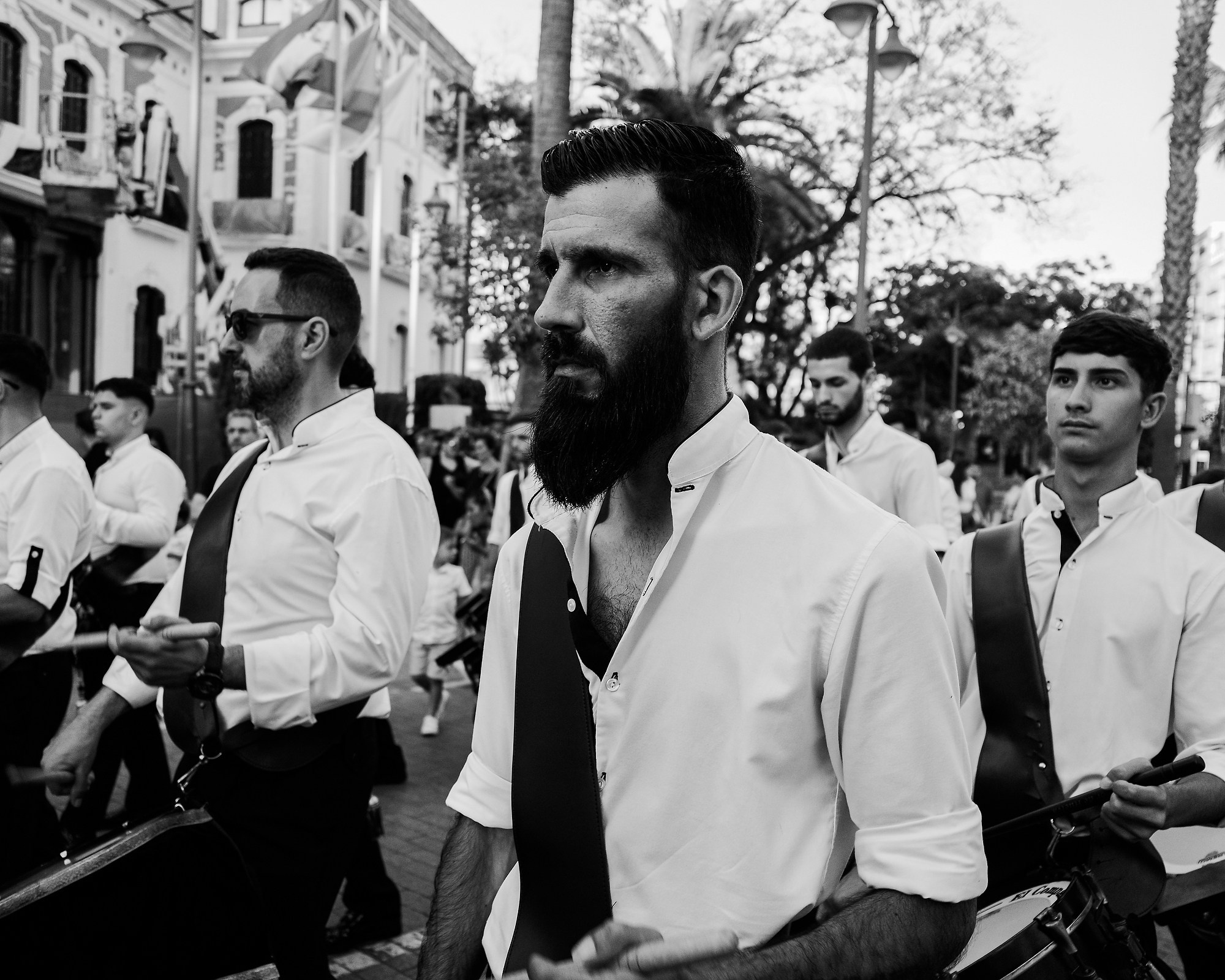 Cuando la calle te pone a prueba: Fotografía Documental en el Corpus de Huelva con Ricoh GR IV. Fotógrafo profesional en Sevilla Francisco Guerrero