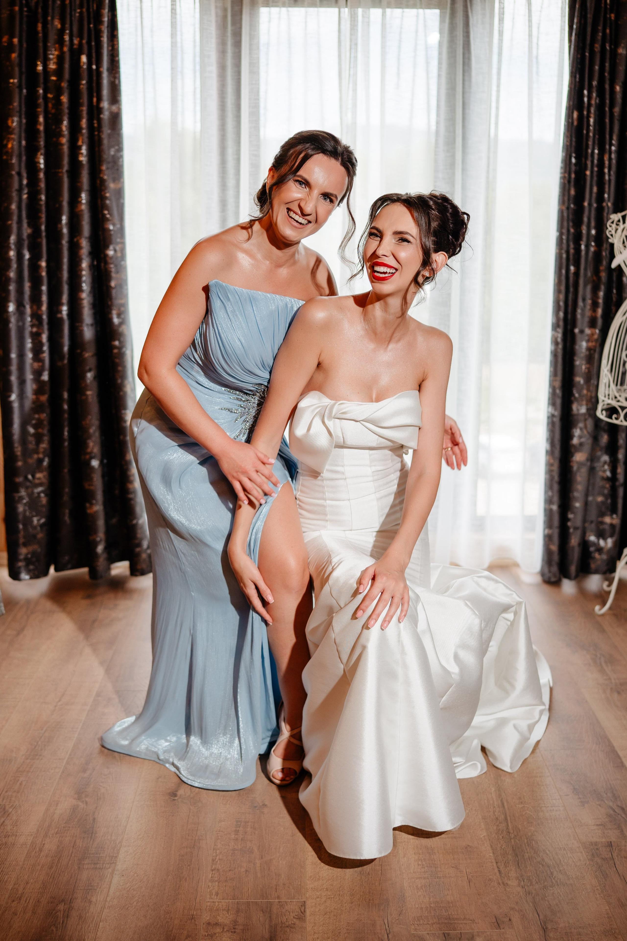 Două domnișoare de onoare pozând în decorul elegant de la Cabana Masiv.