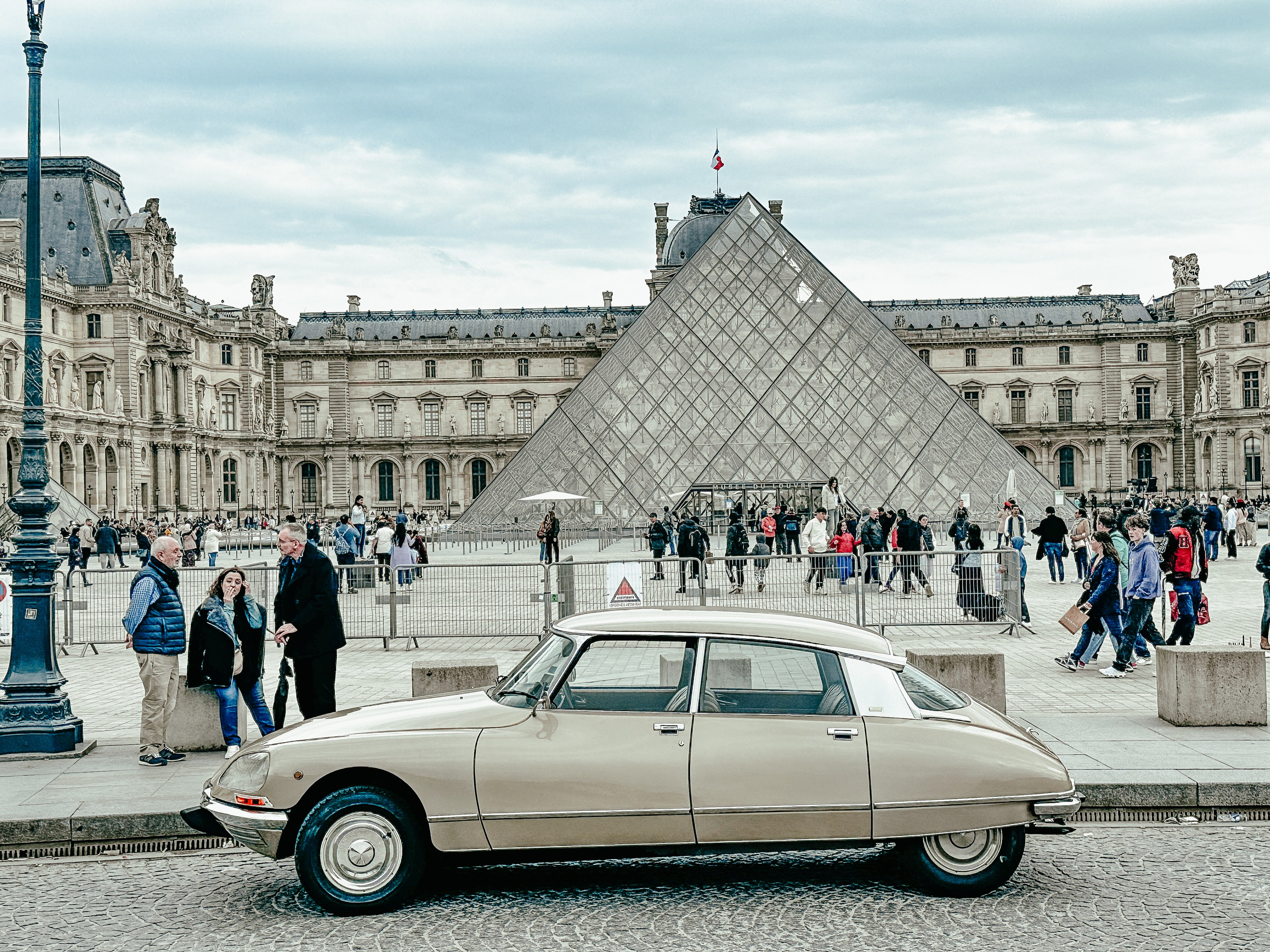 Paris Photo Tour in a Classic DS23 Pallas. Photographe à Paris