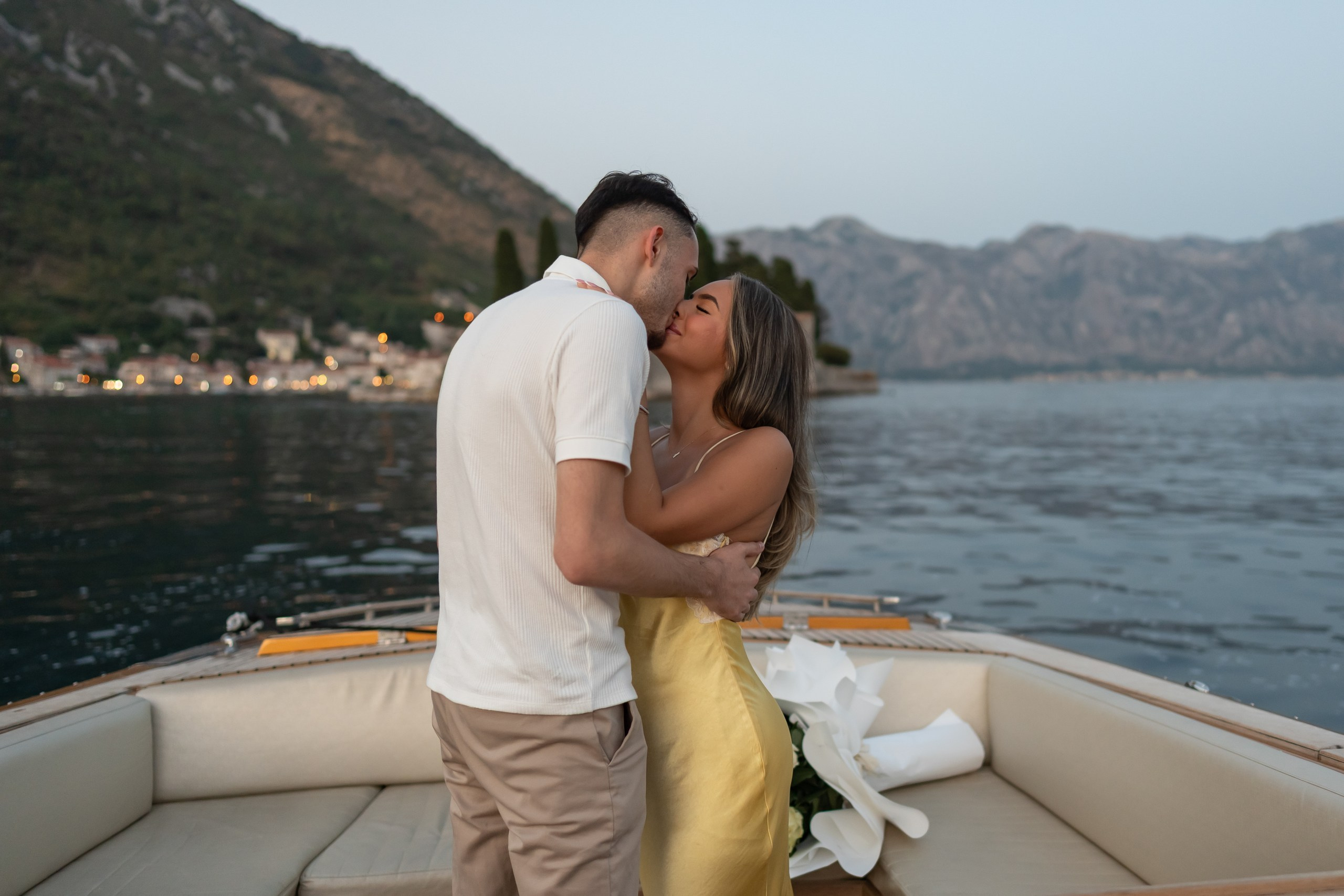 Etter solnedgang: Et sent kveldsfrieri på båt i Perast, Montenegro