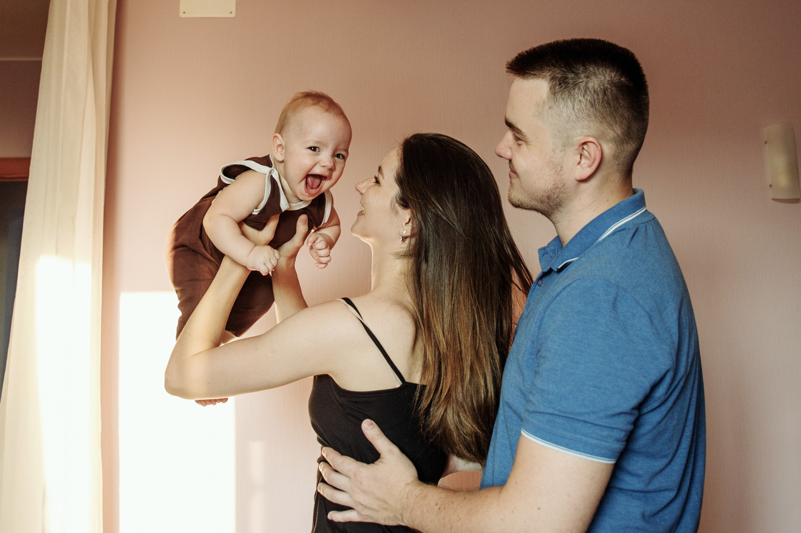 Adorable baby portraits capturing curiosity and first smiles in a natural home setting. Alisa Tant — Family and newborn photographer Bucks County, Montgomery county, Philadelphia, NJ
