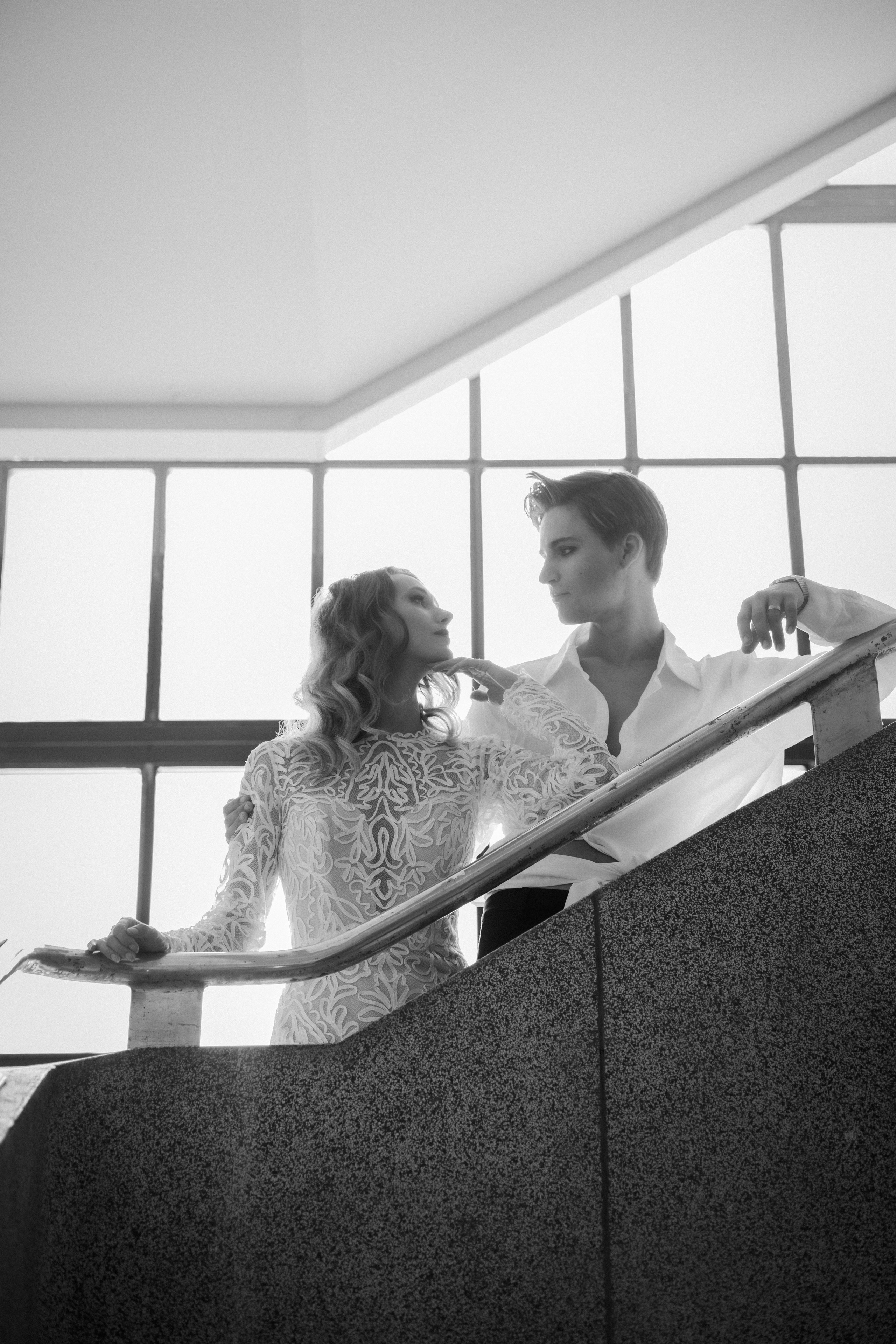 Huwelijksfotograaf legt moderne bruid en bruidegom vast tijdens styled wedding shoot in Schelle - Kapture Fotografie