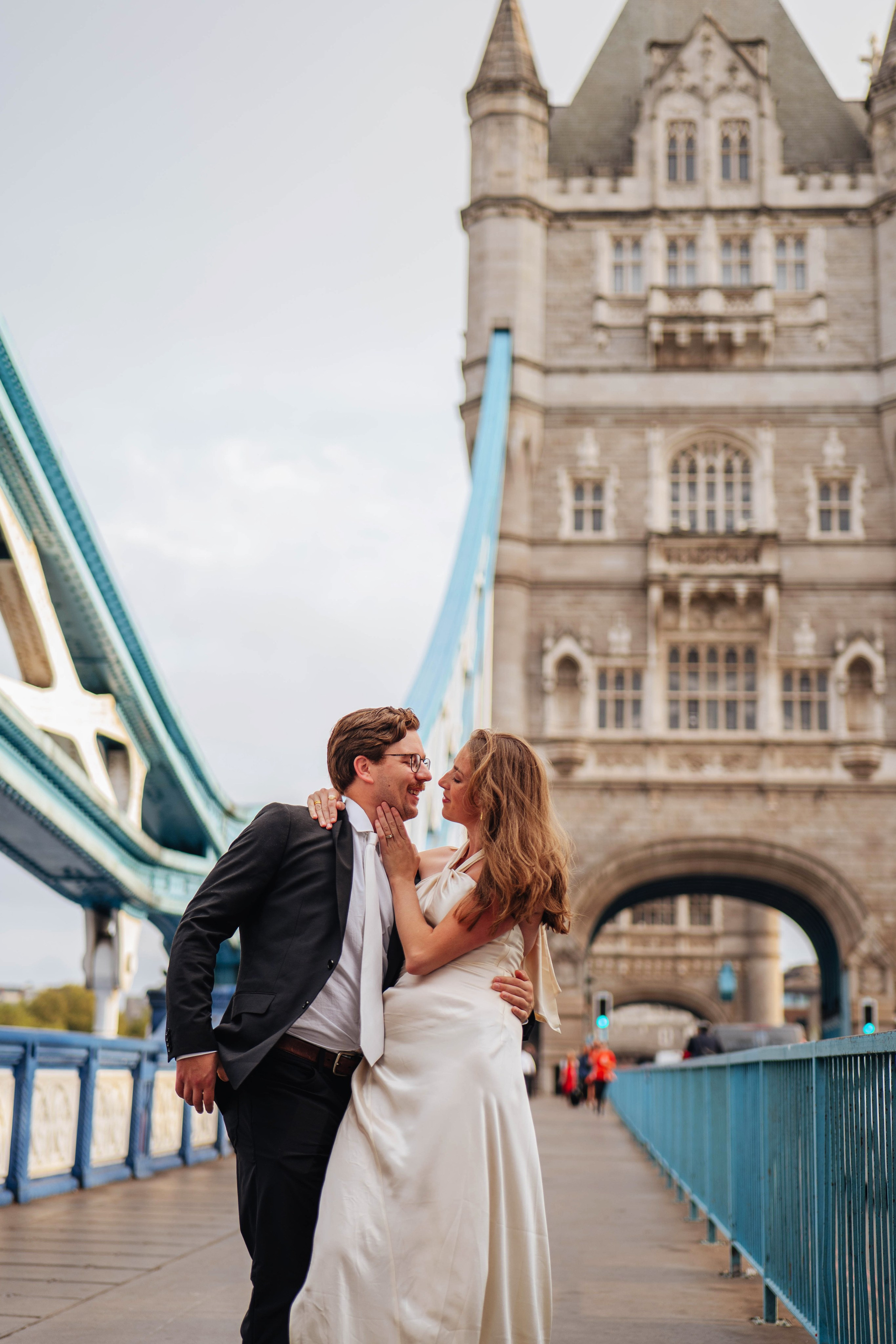 Love near Tower. Wedding and family photographer in London