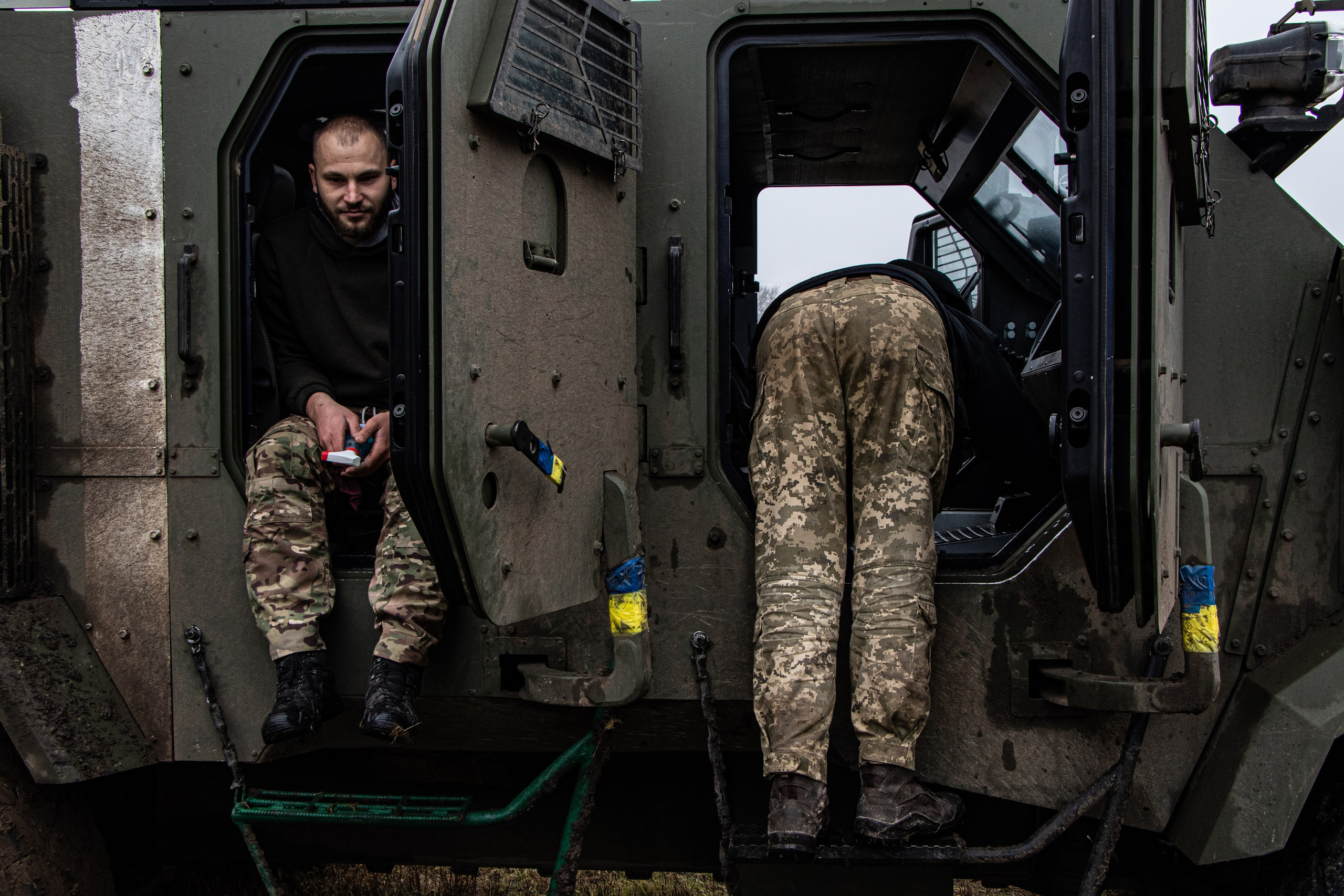 Des militaires se préparent au combat près de Kherson, ajustant leur équipement et leurs positions, dans l’attente d’une nouvelle offensive dans la région.