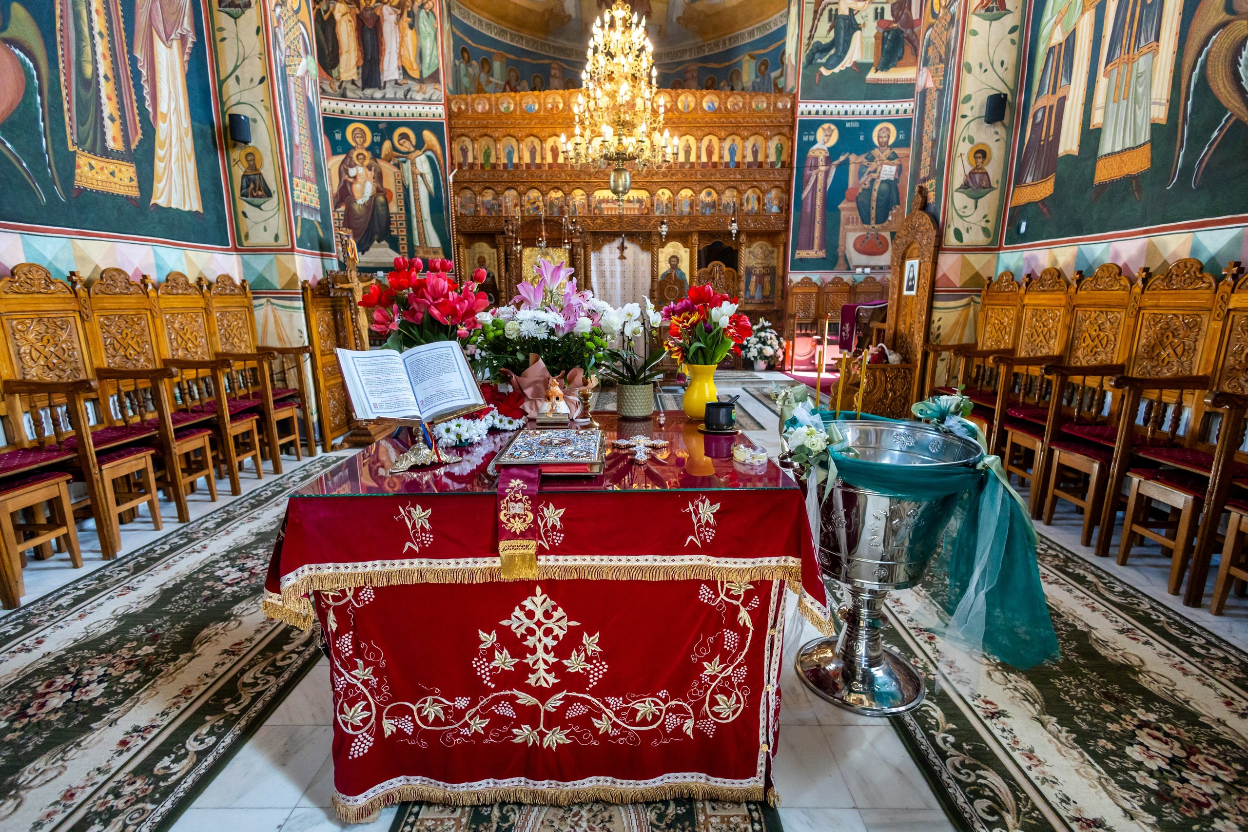 - Preotul ținându-l pe micuțul Mathias Gabriel la botez, în biserica Înălțarea Domnului, Copălău  - Detalii de la botezul lui Mathias – lumânare, trusou și icoană  - Familia lui Mathias Gabriel alături de micuț, în ziua botezului  - Portret emoționant cu mama și bebelușul în brațe, în biserică,fotograf profesionist evenimente Botoșani, Iași, Suceava, Fălticeni, Bacău, Pașcani, Roman - AlinoFotoStudio by Alin Chirilă - servicii foto nuntă, botez, cununie, ședințe foto creative, albume personalizate, fotografii emoționante și calitative pentru cele mai importante momente din viață,fotograf nuntă Botoșani Alin Chirilă,  ședință foto botez Iași - AlinoFotoStudio,  servicii fotograf profesionist evenimente Suceava,  fotograf cununie civilă Fălticeni - Alin Chirilă,  album foto nuntă personalizat Bacău.“Bebeluș botezat în biserică, ținut în brațe de nași”	•	“Detaliu cu lumânarea de botez decorată cu flori albe”	•	“Părinți emoționați alături de copilul lor la ceremonia de botez”	•	“Masa festivă de botez cu decor tematic și tort personalizat”	•	“Momentul în care preotul toarnă apă sfințită pe fruntea bebelușului”	“Bebeluș în rochie albă de botez, zâmbind în brațele mamei”	•	“Detaliu cu cruciulița de botez așezată pe o pernă de satin”	•	“Părinți și nași aprinzând lumânările în timpul ceremoniei de botez”	•	“Tort de botez decorat cu figurine tematice și numele copilului”	•	“Copil botezat dormind liniștit în pătuțul decorat festiv”	•	“Momentul în care preotul binecuvântează copilul în fața altarului”	•	“Invitați adunându-se în jurul mesei festive la petrecerea de botez”	•	“Bebeluș ținând în mână o jucărie personalizată primită la botez”	•	“Familie fericită pozând împreună după ceremonia de botez”	•	“Decor tematic cu baloane și flori la locația petrecerii de botez” fotograf Botoșani fotograf evenimente fotograf botez Alin Chirila fotograf alinofotostudio.fotograf botez Amelis Maria, fotografie botez Botoșani, fotograf Alin Chirilă, amintiri botez, fotografii botez, botez Amelis Maria, fotograf copii, fotografie botez în Botoșani,