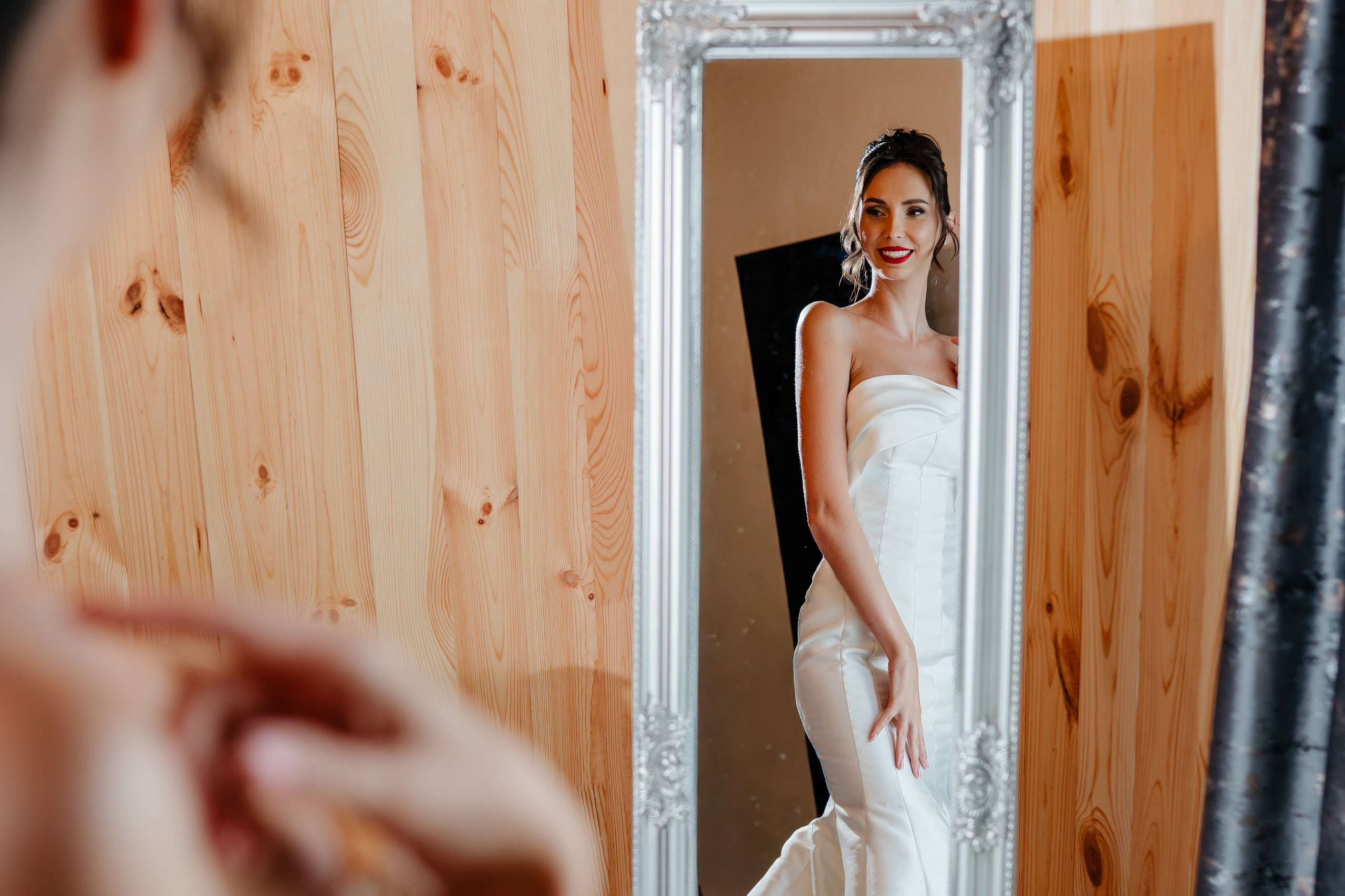 Mireasa înconjurată de domnișoarele de onoare la ședința foto din Comănești.