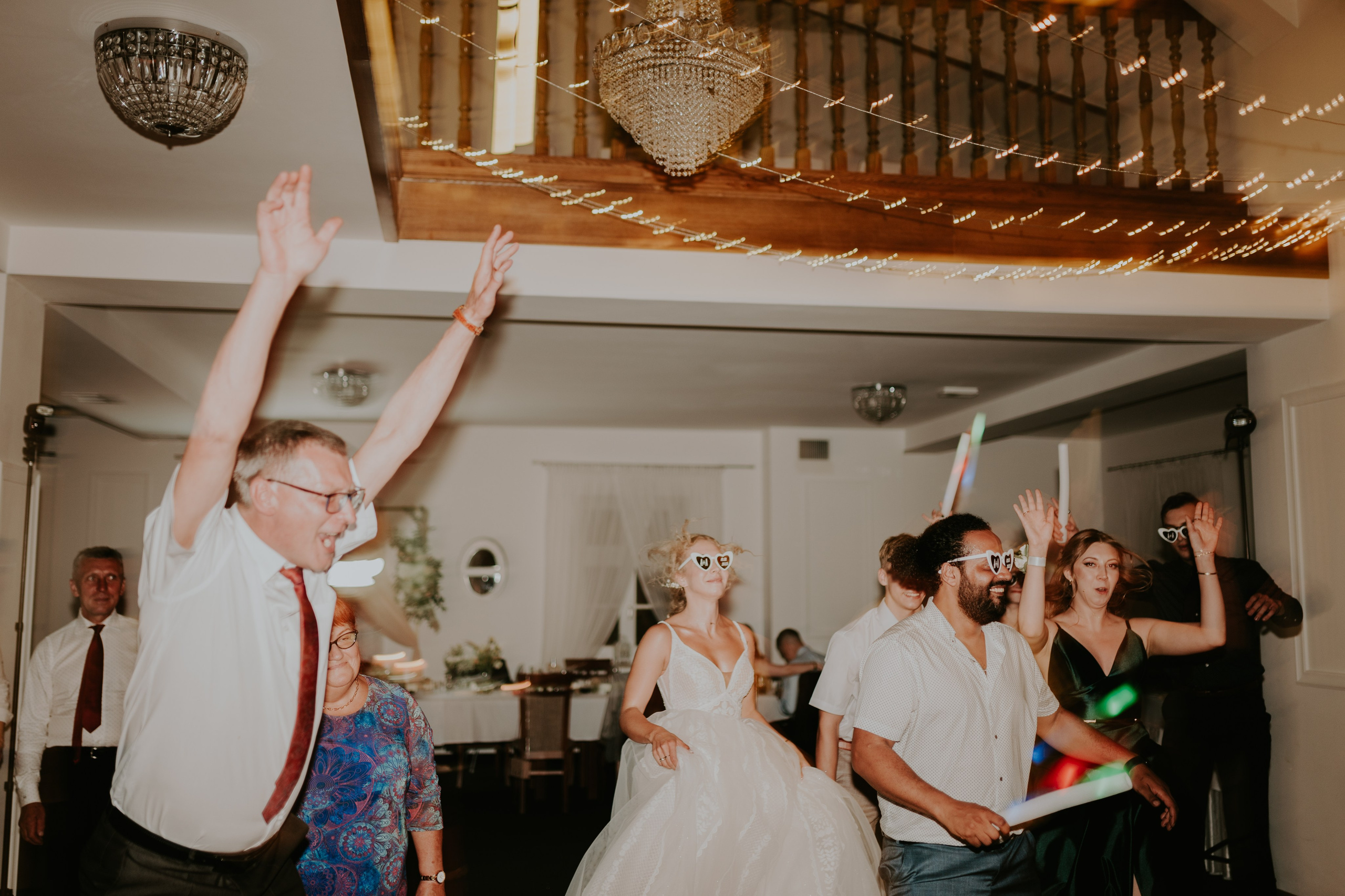 Dwór Wierzbno: plenerowy ślub pod wierzbą. Karkowskafoto - fotografia miłości