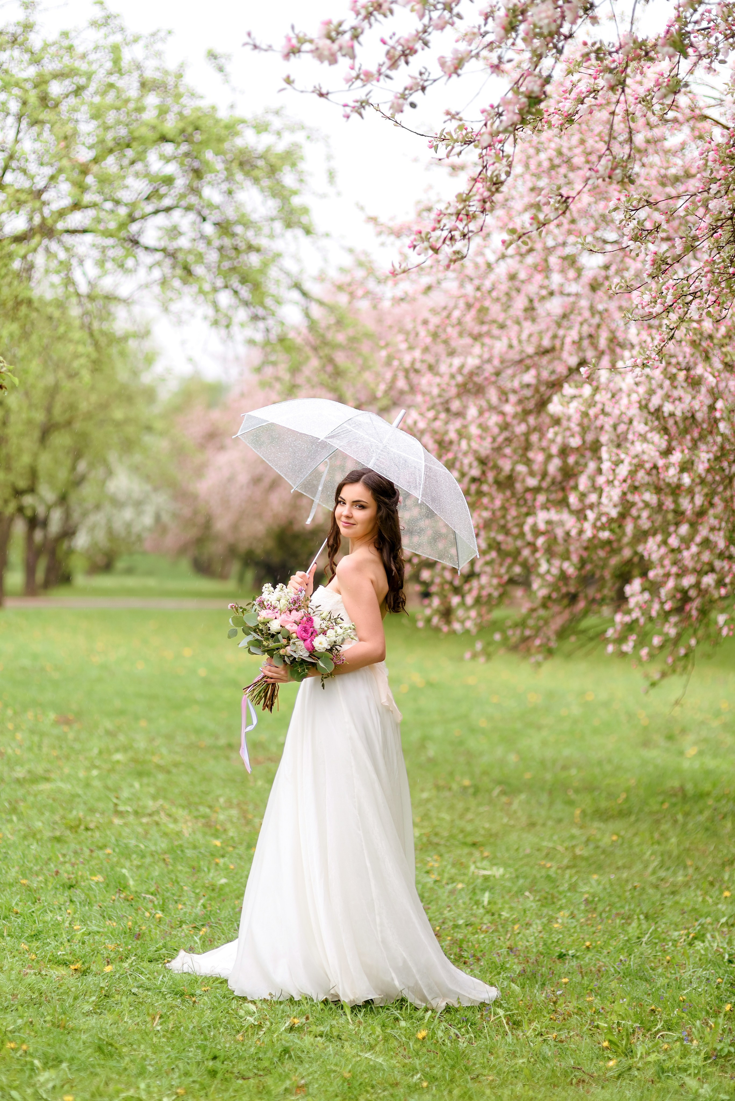 Свадебная прогулка в цветущем саду. Семейный фотограф и фотограф новорожденных в Вильнюсе Ирина Беленкевич