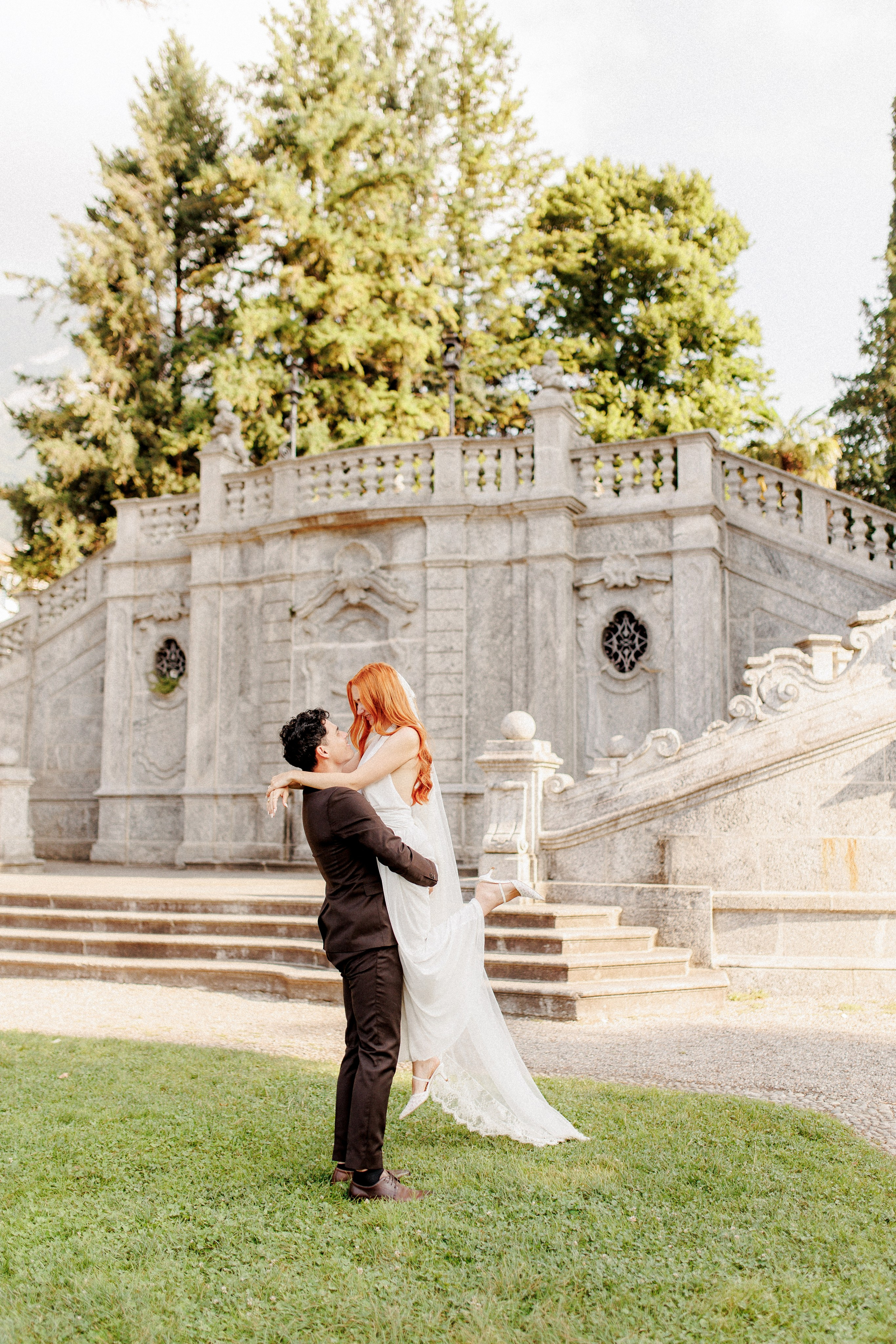 Ein frühes Elopement am Comer See: Eine Liebesgeschichte, die in Erinnerung bleibt. Familien- & Hochzeitsfotografin Schweiz. Valeria Diaz in Zürich und Umgebung
