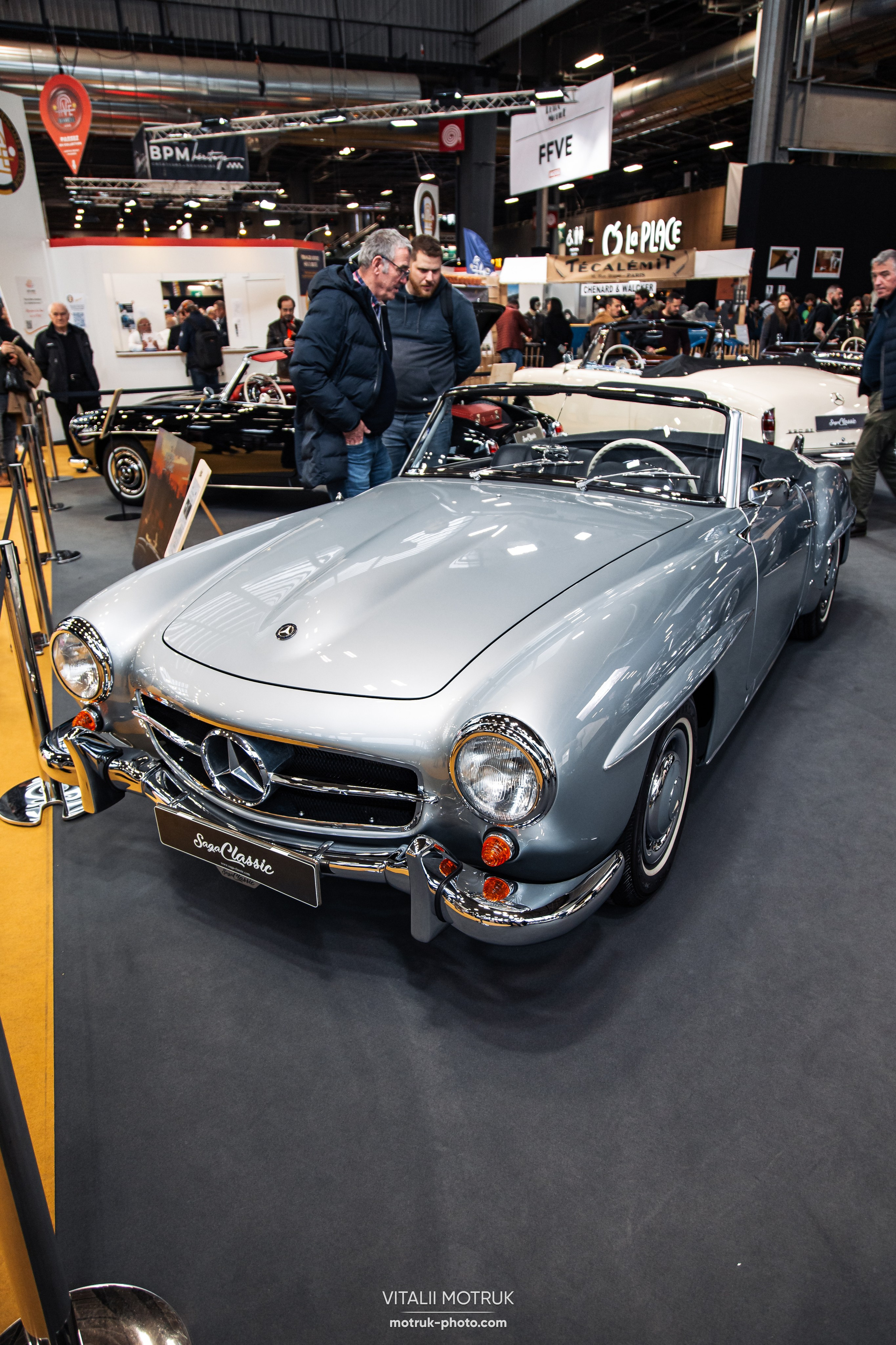 Retromobile 2023. Photographe de voitures à Paris — Vitalii Motruk