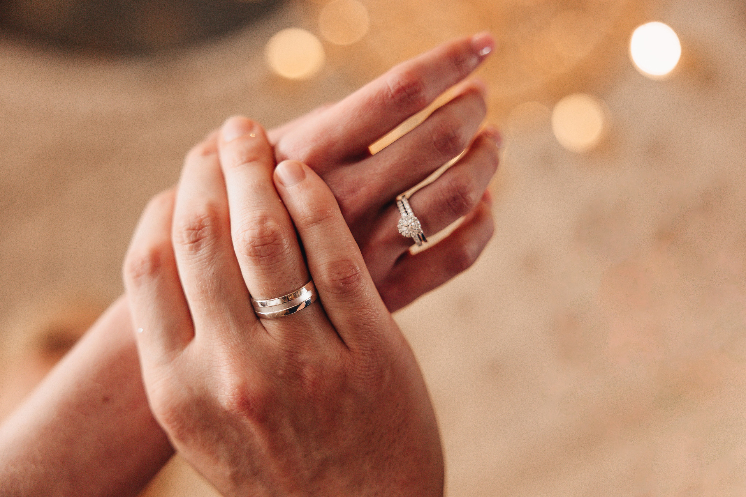 Detailaufnahmen: Eheringe (Trauringe, Hochzeitsringe), Brautkleid, Brautstrauß – Hochzeitsfotograf in Bochum und NRW. Fotograf Bochum. Fotograf Dortmund. Fotograf Essen, Düsseldorf, Duisburg, Wuppertal, Krefeld, Gelsenkirchen, Oberhausen, Münster, Köln, Bonn, Aachen, Bielefeld, Hamm, Mülheim an der Ruhr, Düren, Siegen, Solingen, Paderborn, Herne, Moers, Recklinghausen, Leverkusen, Marl, Dülmen, Velbert, Ratingen, Lüdenscheid, Castrop-Rauxel, Gladbeck, Unna, Hattingen, Herten, Wesel, Bergkamen, Lippstadt, Troisdorf, Viersen und Umgebung.