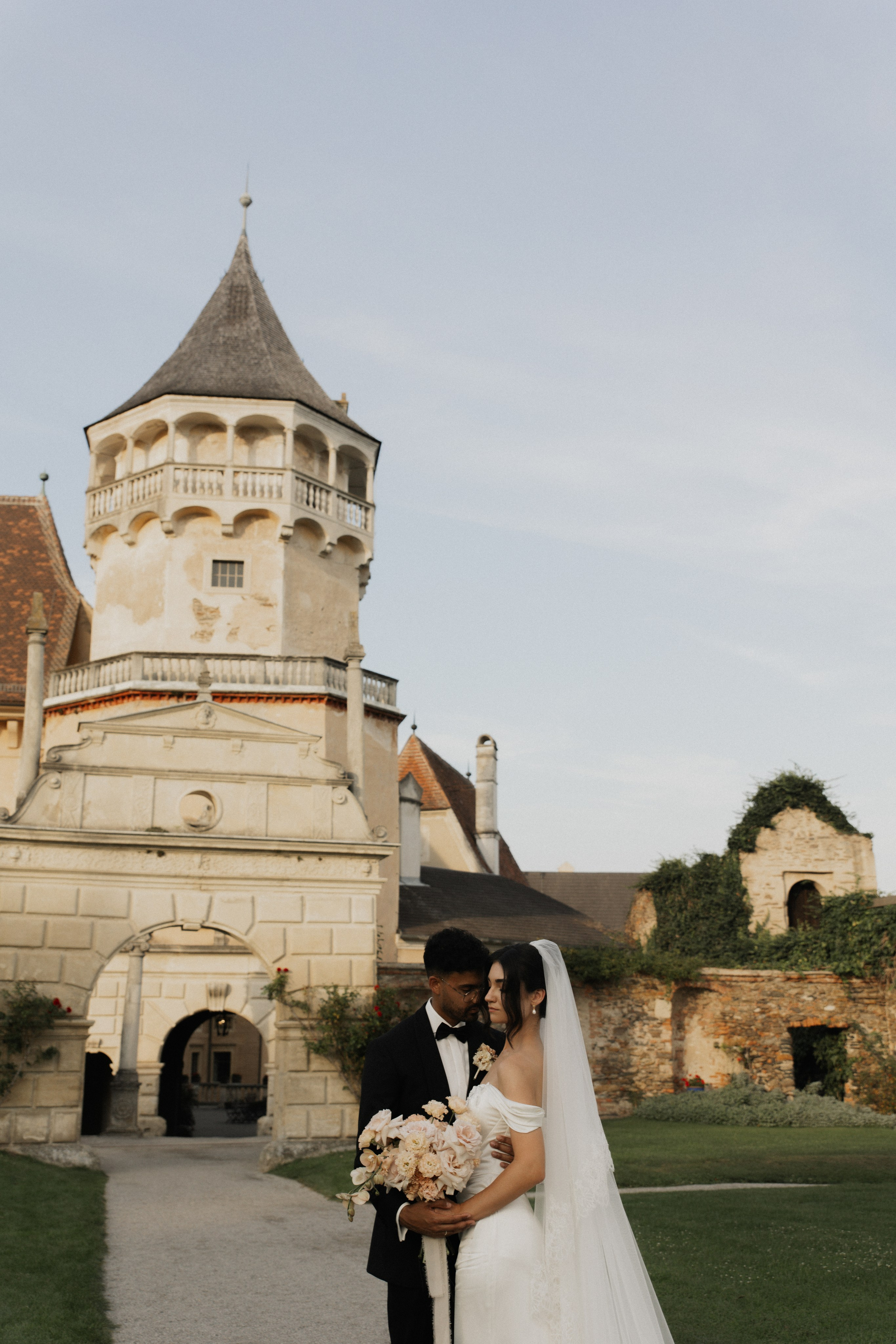 Elegant Castle Wedding in Austria | Alwin & Ruth’s Fairytale Celebration. Wedding photographer and videographer based in Timisoara, Romania