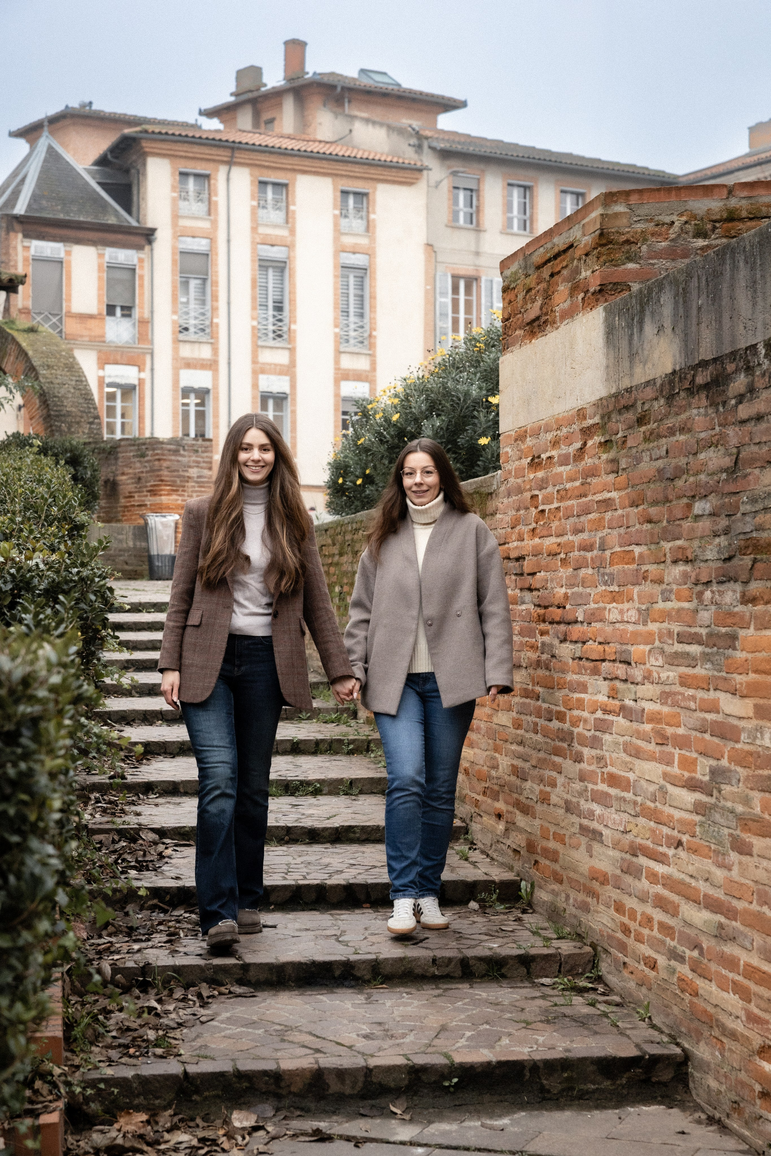 Family photoshoot with adult kids in Toulouse, Jardin des Plants. Eugénie Smirnova — your photographer in Toulouse and southwest France