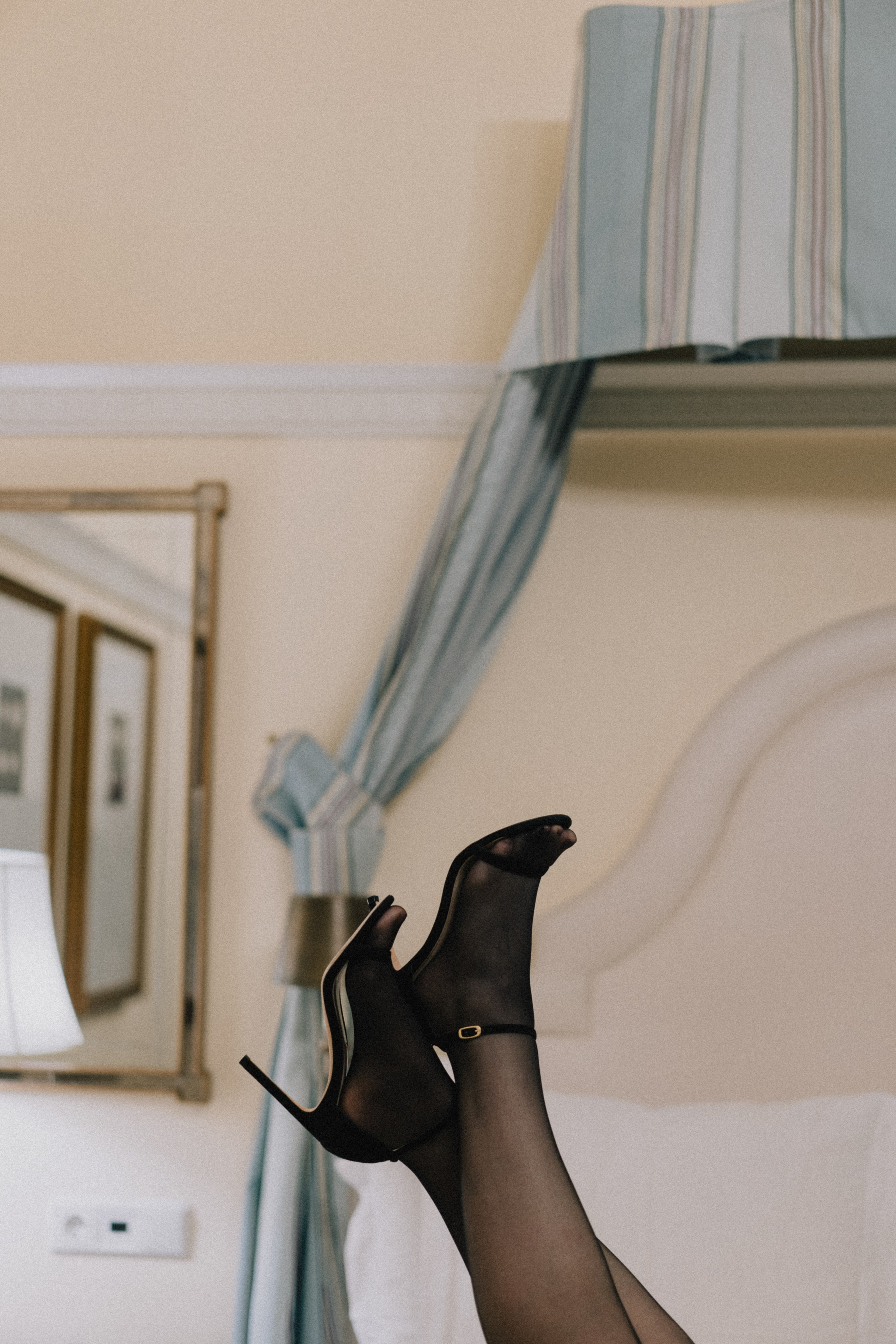 Luxury Boudoir Photography NYC | Four Seasons Hotel Photo Sessions. Videographer and photographer in New York // MAKAROV.VIDEO