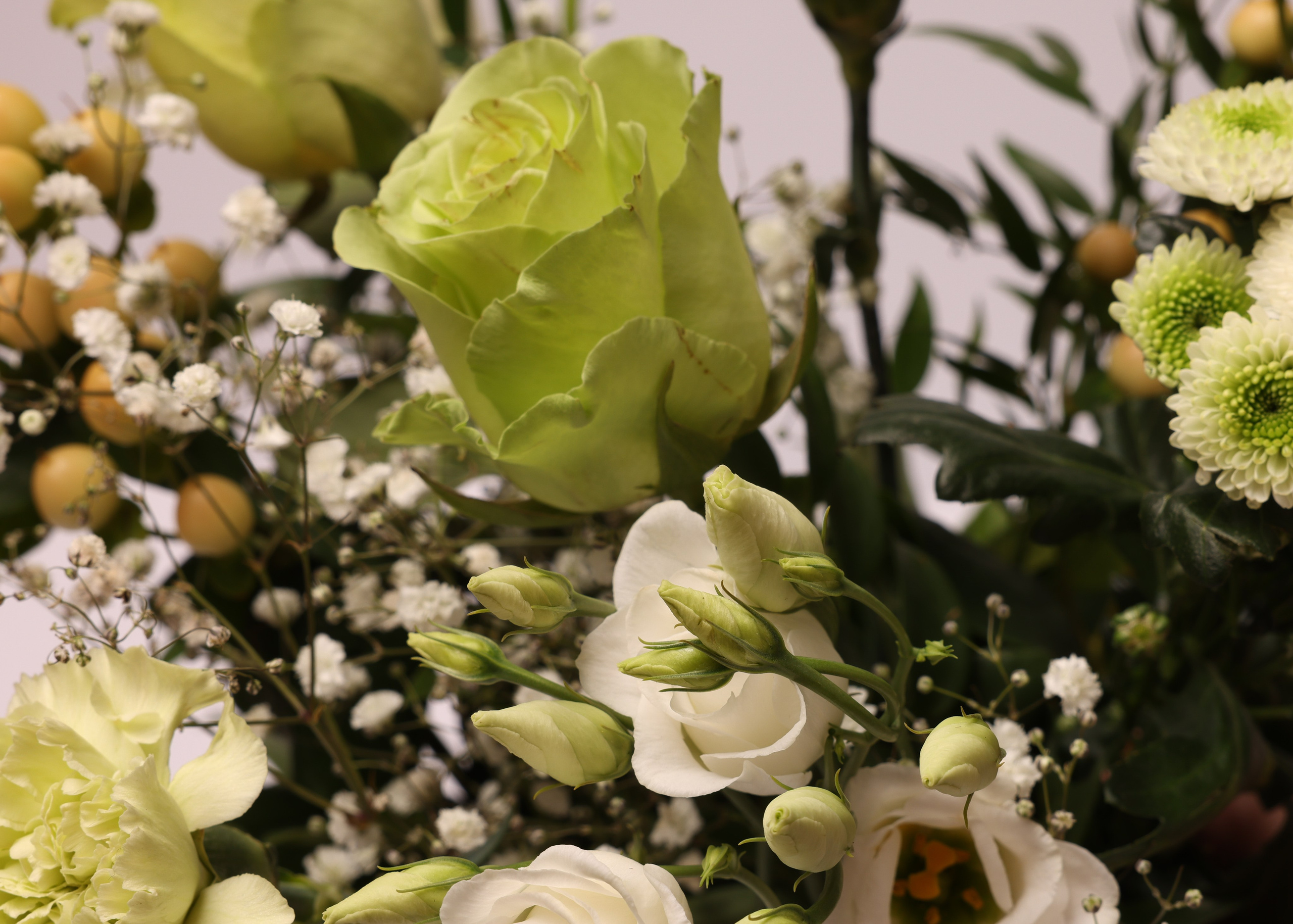 En høj og luftig buket. Kan laves i forskellige farver, skriv blot som kommentar hvilken farve der ønskes. Alle vores buketter laves ud fra sæsonens udvalg af blomster, og billedet er derfor vejledende. Levering i Aarhus og omegn.