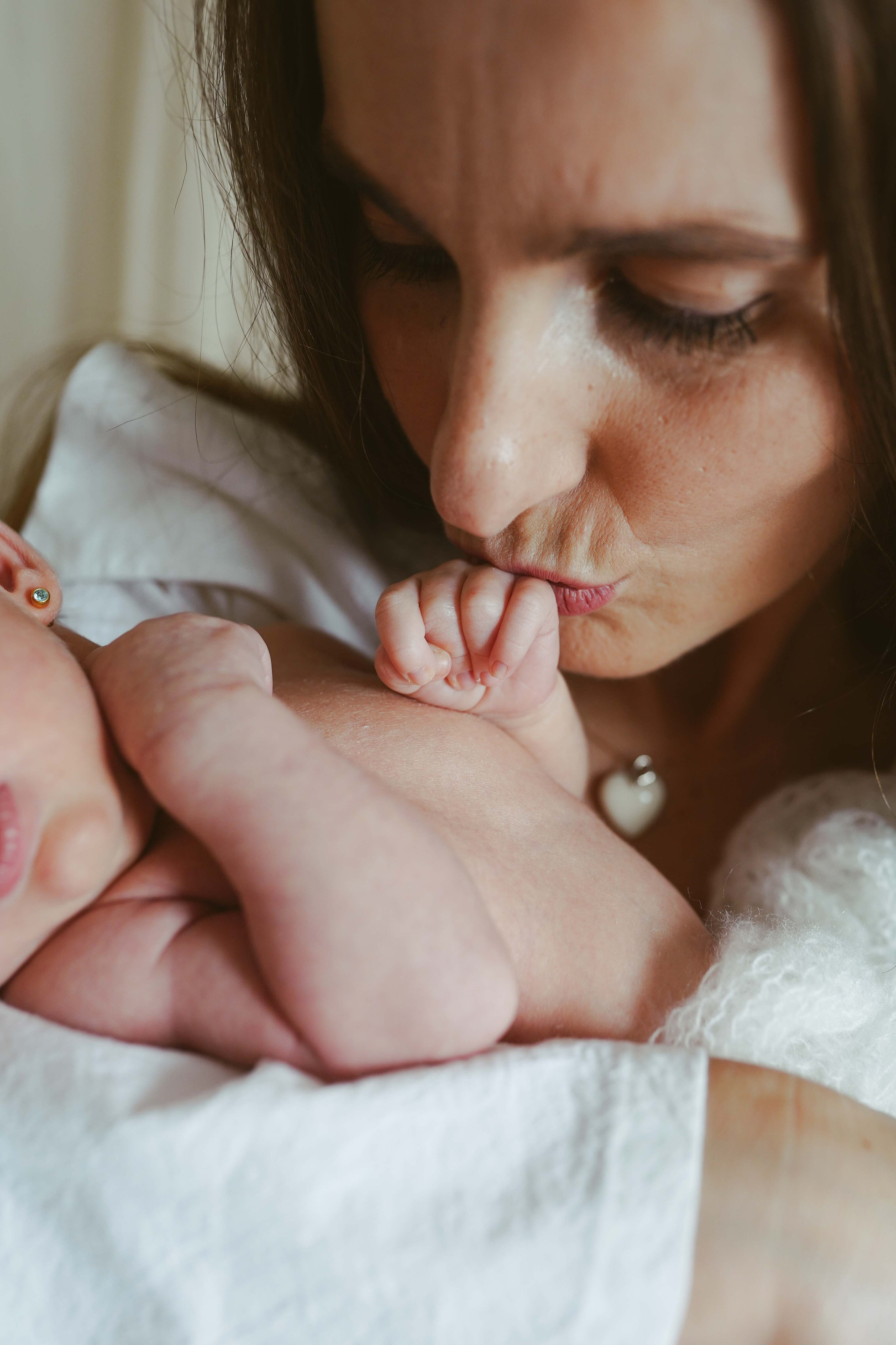 Inspira sesiune foto nou-nascut. Madalina Beda- Artist vizual, fotograf, doula la nastere, consultant babywearing Brasov si in toata tara