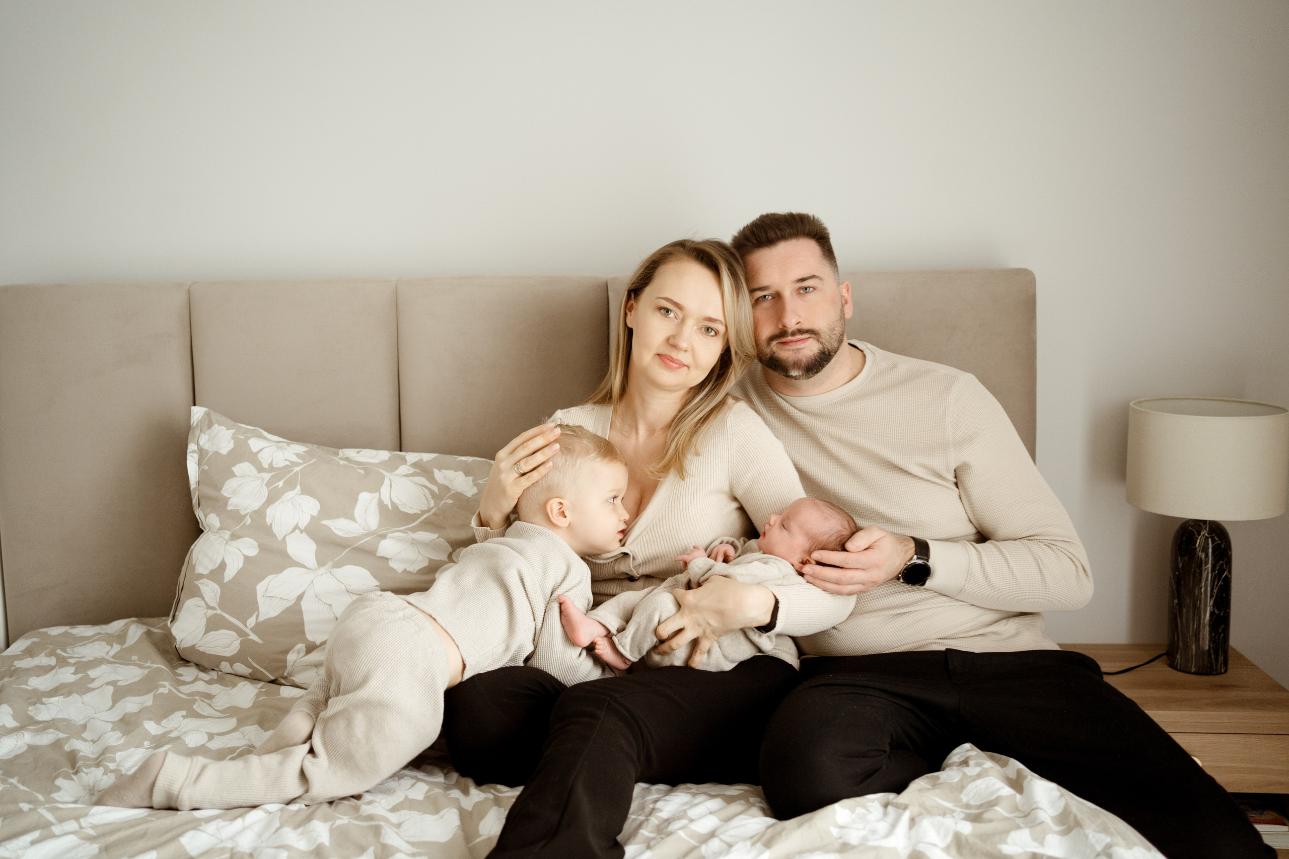 Sesja noworodkowa w domu – zdjęcia pełne ciepła i bliskości