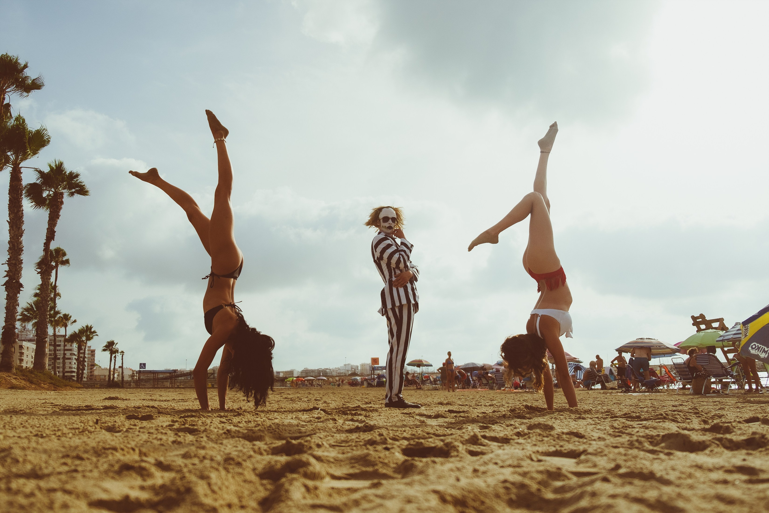 Beetlejuice на море: Экспериментальная фотосессия с цирковыми артистами — Фотограф Андрей Луковников