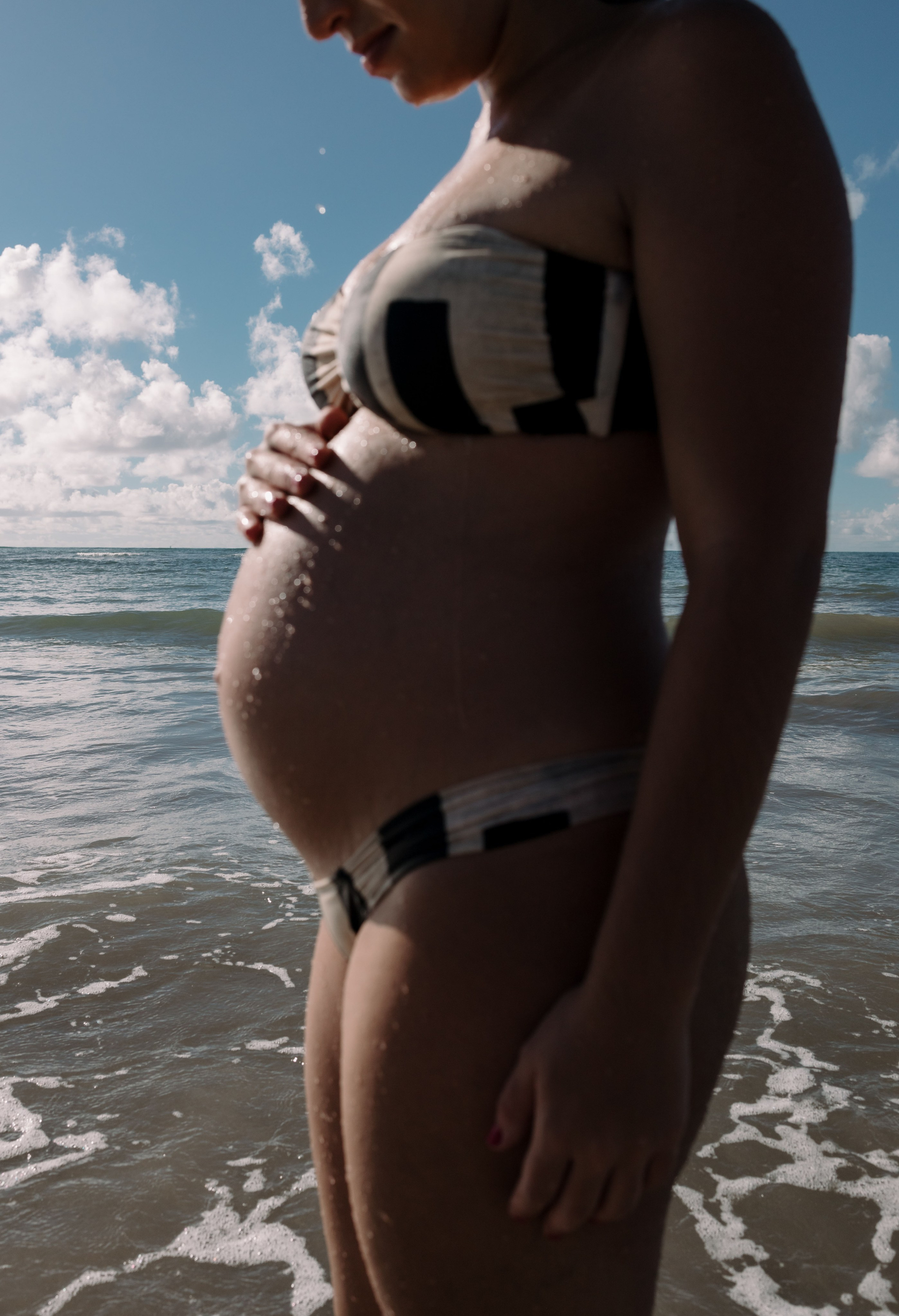 Ensaio gestante com gestante dentro do mar