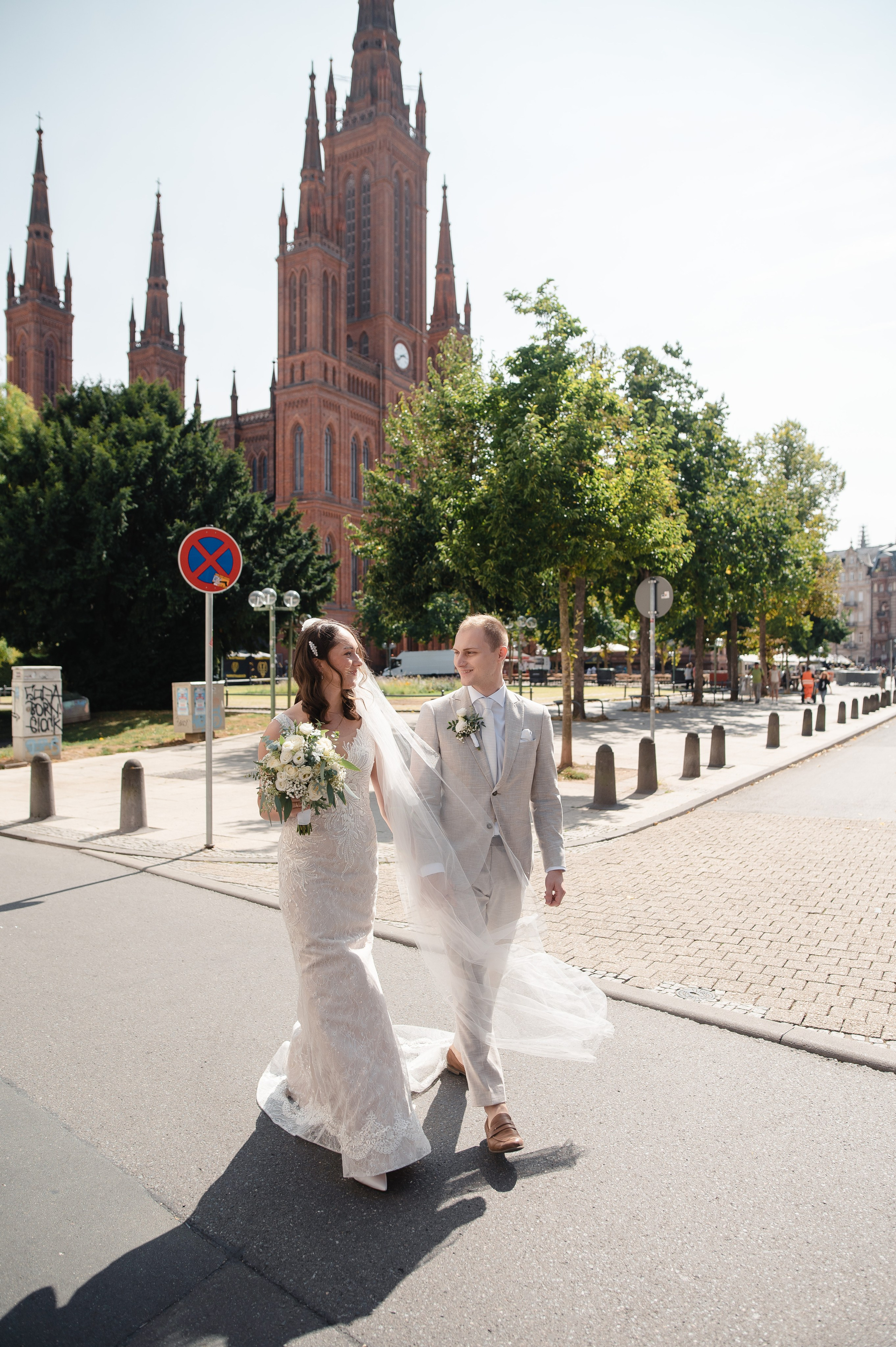 Braut und Bräutigam auf dem Schlossplatz mit Blick auf die Marktkirche Wiesbaden