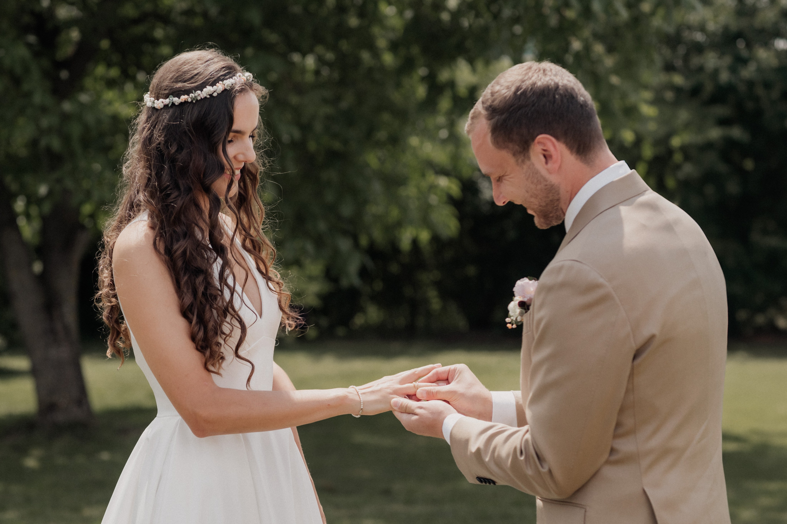 Sommer, Liebe & zwei wunderschöne Kleider: Gartenhochzeit in Gunzenhausen. Photographer in Ansbach for Couples, Weddings and After Wedding