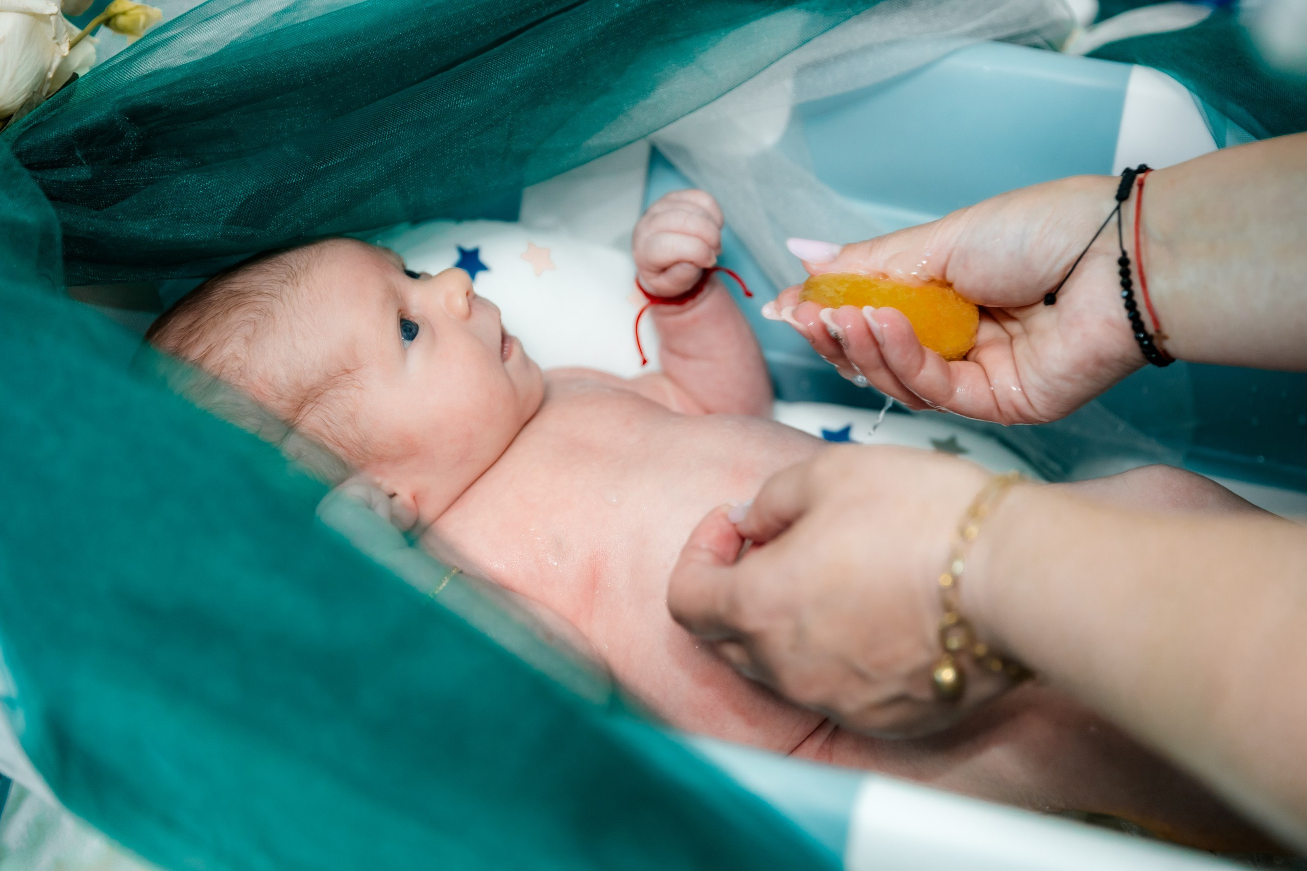 - Preotul ținându-l pe micuțul Mathias Gabriel la botez, în biserica Înălțarea Domnului, Copălău  - Detalii de la botezul lui Mathias – lumânare, trusou și icoană  - Familia lui Mathias Gabriel alături de micuț, în ziua botezului  - Portret emoționant cu mama și bebelușul în brațe, în biserică,fotograf profesionist evenimente Botoșani, Iași, Suceava, Fălticeni, Bacău, Pașcani, Roman - AlinoFotoStudio by Alin Chirilă - servicii foto nuntă, botez, cununie, ședințe foto creative, albume personalizate, fotografii emoționante și calitative pentru cele mai importante momente din viață,fotograf nuntă Botoșani Alin Chirilă,  ședință foto botez Iași - AlinoFotoStudio,  servicii fotograf profesionist evenimente Suceava,  fotograf cununie civilă Fălticeni - Alin Chirilă,  album foto nuntă personalizat Bacău.“Bebeluș botezat în biserică, ținut în brațe de nași”	•	“Detaliu cu lumânarea de botez decorată cu flori albe”	•	“Părinți emoționați alături de copilul lor la ceremonia de botez”	•	“Masa festivă de botez cu decor tematic și tort personalizat”	•	“Momentul în care preotul toarnă apă sfințită pe fruntea bebelușului”	“Bebeluș în rochie albă de botez, zâmbind în brațele mamei”	•	“Detaliu cu cruciulița de botez așezată pe o pernă de satin”	•	“Părinți și nași aprinzând lumânările în timpul ceremoniei de botez”	•	“Tort de botez decorat cu figurine tematice și numele copilului”	•	“Copil botezat dormind liniștit în pătuțul decorat festiv”	•	“Momentul în care preotul binecuvântează copilul în fața altarului”	•	“Invitați adunându-se în jurul mesei festive la petrecerea de botez”	•	“Bebeluș ținând în mână o jucărie personalizată primită la botez”	•	“Familie fericită pozând împreună după ceremonia de botez”	•	“Decor tematic cu baloane și flori la locația petrecerii de botez” fotograf Botoșani fotograf evenimente fotograf botez Alin Chirila fotograf alinofotostudio.fotograf botez Amelis Maria, fotografie botez Botoșani, fotograf Alin Chirilă, amintiri botez, fotografii botez, botez Amelis Maria, fotograf copii, fotografie botez în Botoșani,