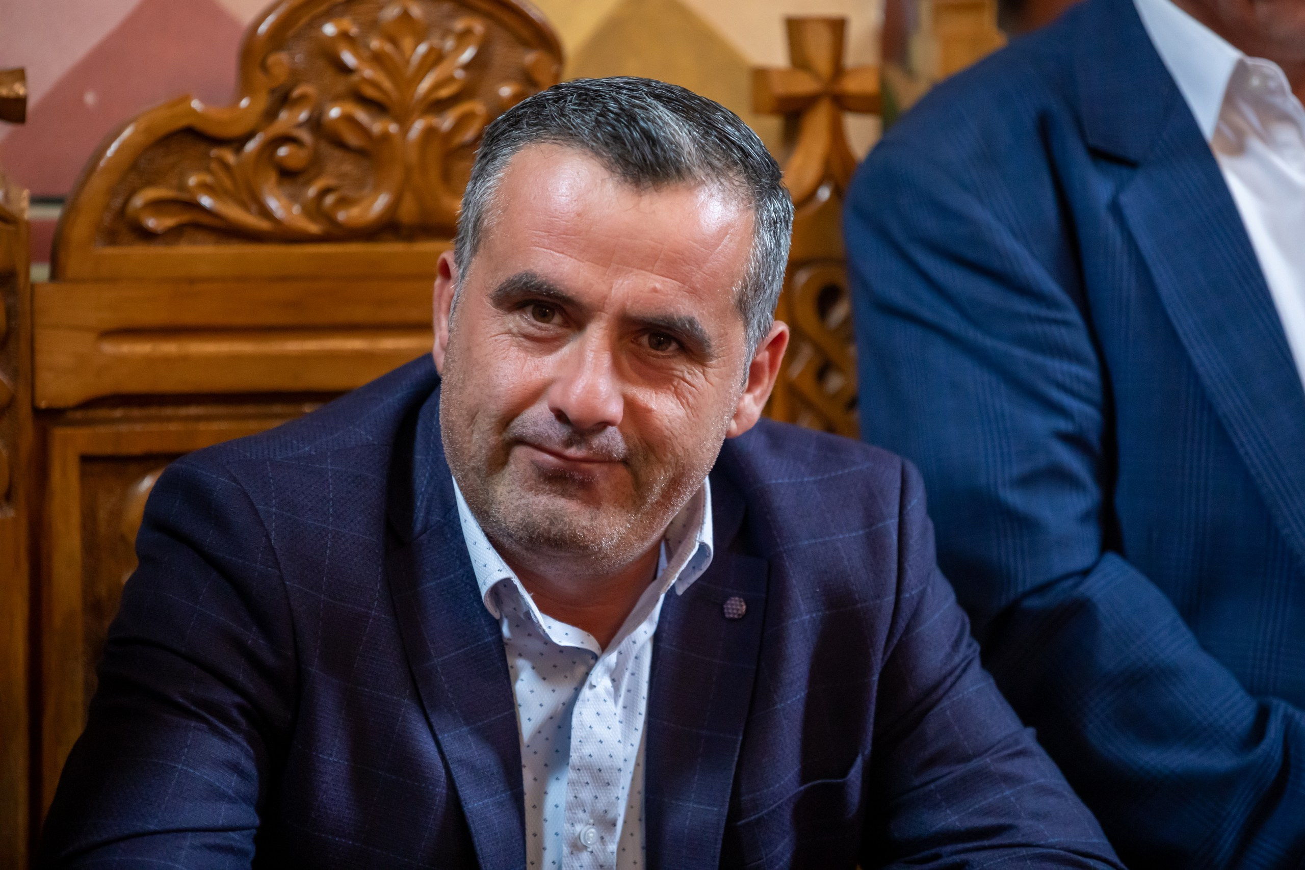 fotograf botez , fotografie botez Botoșani, fotograf Alin Chirilă, amintiri botez, fotografii botez, botez Miruna Parascheva, fotograf copii, fotografie botez în Botoșani-alt="botez , fotografie botez Alin Chirilă, amintiri botez, fotografii emoționante botez Botoșani"-- fotografii-botez-bebelus- amintiri-botez-micuț- moment-sfânt-crestinare- fotografie-emotionanta-botez- detalii-botez-bebelusi- parinti-fericiti-la-botez- fotograf-botez-profesionist- botez-in-biserica-ortodoxa- micuț-botezat-cu-emoție- zâmbete-și-lacrimi-la-botez- bebeluș-la-cristelniță- decor-botez-colorat- botez-cu-dragoste-și-credință- emotie-pura-la-botez- fotograf-botez-botosani- botez-iasi-suceava-fotograf- amintiri-nepretuite-botez-- Preotul ținându-l pe micuțul Mathias Gabriel la botez, în biserica Înălțarea Domnului, Copălău - Detalii de la botezul lui Mathias – lumânare, trusou și icoană - Familia lui Mathias Gabriel alături de micuț, în ziua botezului - Portret emoționant cu mama și bebelușul în brațe, în biserică,fotograf profesionist evenimente Botoșani, Iași, Suceava, Fălticeni, Bacău, Pașcani, Roman - AlinoFotoStudio by Alin Chirilă - servicii foto nuntă, botez, cununie, ședințe foto creative, albume personalizate, fotografii emoționante și calitative pentru cele mai importante momente din viață,fotograf nuntă Botoșani Alin Chirilă, ședință foto botez Iași - AlinoFotoStudio, servicii fotograf profesionist evenimente Suceava, fotograf cununie civilă Fălticeni - Alin Chirilă, album foto nuntă personalizat Bacău.“Bebeluș botezat în biserică, ținut în brațe de nași” • “Detaliu cu lumânarea de botez decorată cu flori albe” • “Părinți emoționați alături de copilul lor la ceremonia de botez” • “Masa festivă de botez cu decor tematic și tort personalizat” • “Momentul în care preotul toarnă apă sfințită pe fruntea bebelușului” “Bebeluș în rochie albă de botez, zâmbind în brațele mamei” • “Detaliu cu cruciulița de botez așezată pe o pernă de satin” • “Părinți și nași aprinzând lumânările în timpul ceremoniei de botez” • “Tort de botez decorat cu figurine tematice și numele copilului” • “Copil botezat dormind liniștit în pătuțul decorat festiv” • “Momentul în care preotul binecuvântează copilul în fața altarului” • “Invitați adunându-se în jurul mesei festive la petrecerea de botez” • “Bebeluș ținând în mână o jucărie personalizată primită la botez” • “Familie fericită pozând împreună după ceremonia de botez” • “Decor tematic cu baloane și flori la locația petrecerii de botez” fotograf Botoșani fotograf evenimente fotograf botez Alin Chirila fotograf alinofotostudio.fotograf botez Amelis Maria, fotografie botez Botoșani, fotograf Alin Chirilă, amintiri botez, fotografii botez, botez Amelis Maria, fotograf copii, fotografie botez în Botoșani,