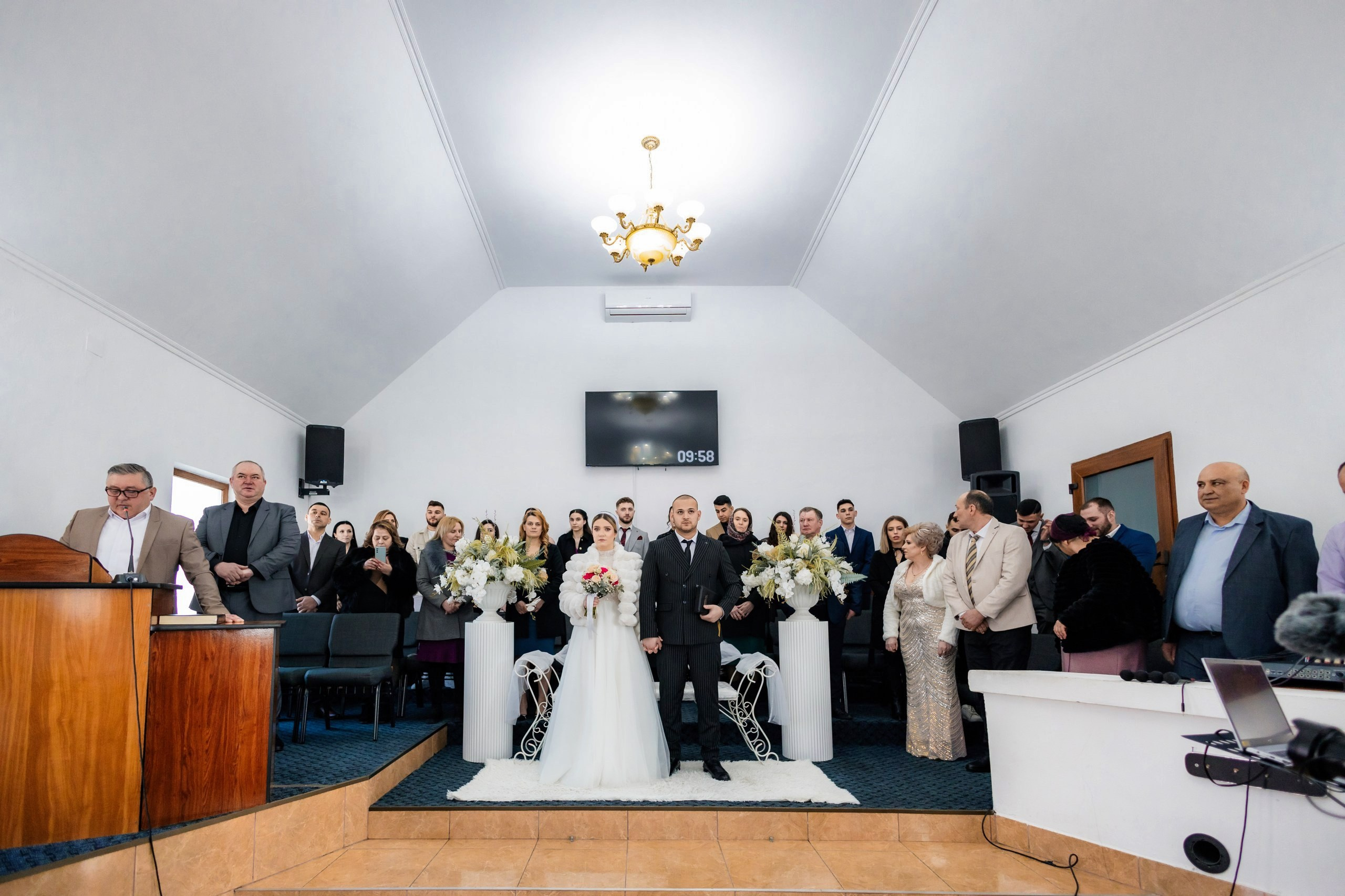 Fotograf nuntă Târgu Neamț – Samuel și Roxana, fotografie autentică realizată de AlinoFotoStudio 2. Fotograf nuntă Iași, Bacău, Suceava și Botoșani – Alin Chirilă surprinzând momente reale de nuntă 3. Fotografie de nuntă cu emoție și credință – AlinoFotoStudio, fotograf povestitor 4. Fotograf profesionist nuntă în Moldova – cadre naturale și pline de emoție 5. Alin Chirilă fotograf nuntă – poveste reală surprinsă prin fotografie 6. Fotograf nuntă cu stil documentar – momente autentice din ziua nunții Pregătiri mireasă acasă – fotografie naturală realizată de Alin Chirilă fotograf nuntă 8. Detalii din ziua nunții – fotograf nuntă Iași și Botoșani, AlinoFotoStudio 9. Emoții din dimineața nunții – fotograf profesionist Moldova 10. Cadre autentice din pregătiri – fotograf nuntă Suceava și Bacău Ceremonie religioasă nuntă – moment emoționant surprins de fotograf Alin Chirilă 12. Nuntă cu valori creștine – fotografie din biserică realizată cu discreție 13. Rugăciune și emoție în ziua nunții – fotograf nuntă Târgu Neamț 14. Legământ în fața lui Dumnezeu – fotografie de nuntă autentică 15. Fotograf nuntă biserică – momente sincere și pline de semnificație Petrecere de nuntă – cadre naturale realizate de AlinoFotoStudio 17. Bucurie și dans la nuntă – fotograf nuntă Iași și împrejurimi 18. Momente autentice de la restaurant – fotograf nuntă Bacău Suceava 19. Atmosferă de nuntă surprinsă discret – Alin Chirilă fotograf -AlinoFotoStudio – fotograf nuntă cu abordare naturală și emoțională 21. Alin Chirilă fotograf – povestitor prin fotografie de nuntă 22. Fotograf nuntă în Moldova – stil documentar și autentic 23. Fotografie de nuntă sinceră și elegantă – AlinoFotoStudio- Fotograf nuntă Iași Bacău Suceava Botoșani – Alin Chirilă AlinoFotoStudio 26. Fotograf nuntă Târgu Neamț și Moldova – fotografie profesională de eveniment 27. Fotograf nuntă cu valori creștine și stil documentar – AlinoFotoStudio - Alin Chirilă – AlinoFotoStudio Fotograf nuntă Iași • Bacău • Suceava • Botoșani - Samuel & Roxana, Târgu Neamț -Momente reale, trăite sincer și păstrate pentru totdeauna.