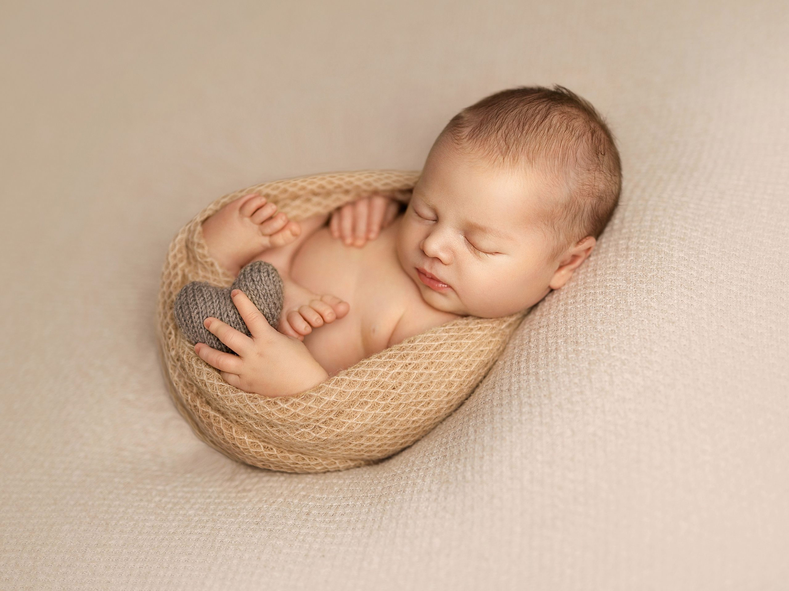 Newborn (Price). Familien- Fotografin in Marienhafe, Aurich, Emden, Norden, Leer