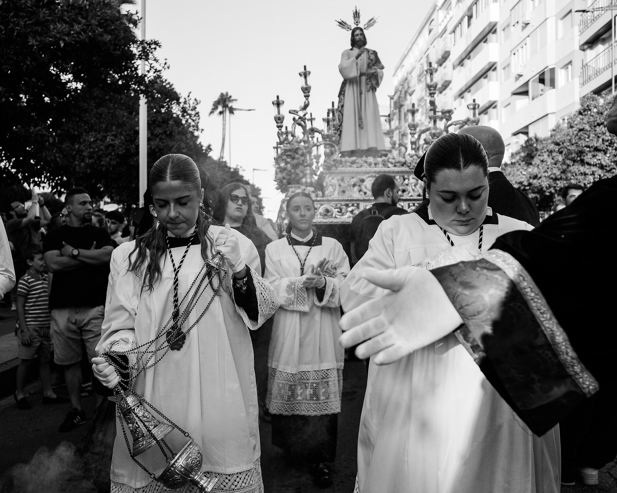 Cuando la calle te pone a prueba: Fotografía Documental en el Corpus de Huelva con Ricoh GR IV. Fotógrafo profesional en Sevilla Francisco Guerrero