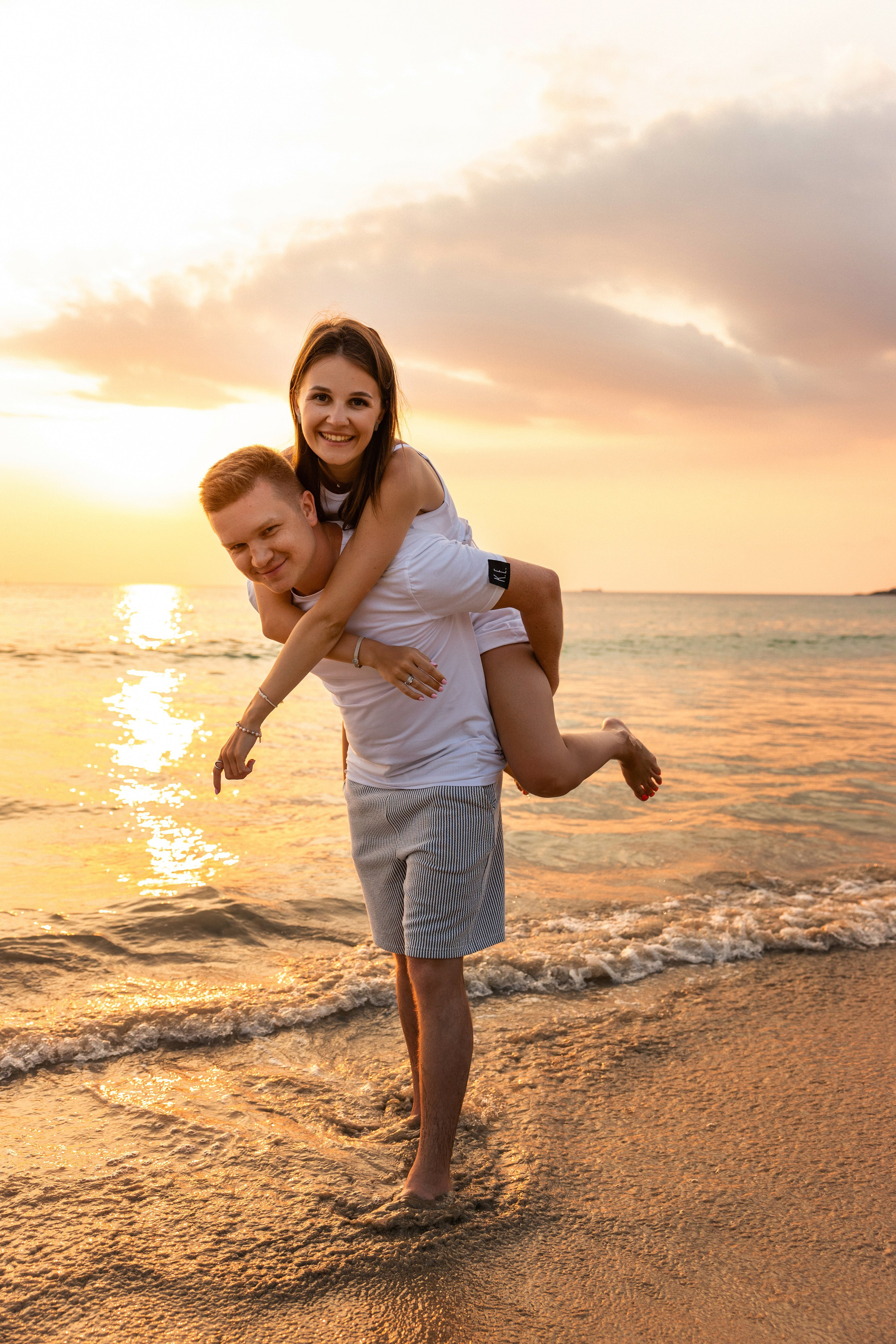 Love Story на Пхукете: фотосессия для пары на пляже Карон. Фотограф на Пхукете в Таиланде