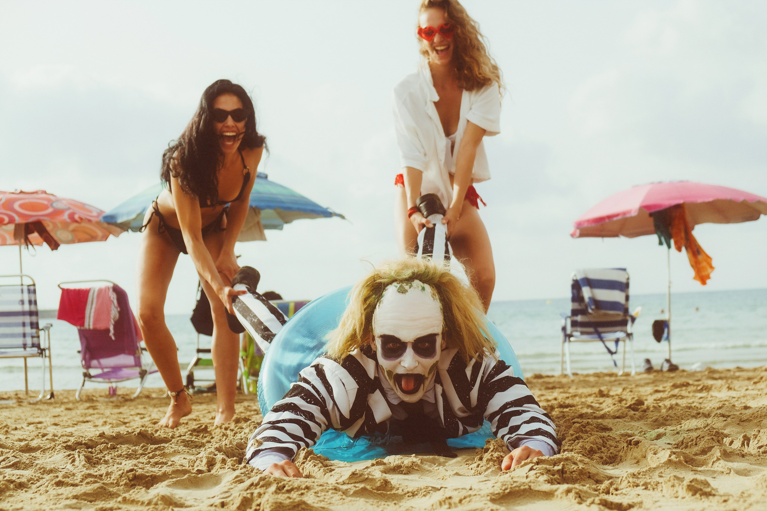 Beetlejuice на море: Экспериментальная фотосессия с цирковыми артистами — Фотограф Андрей Луковников