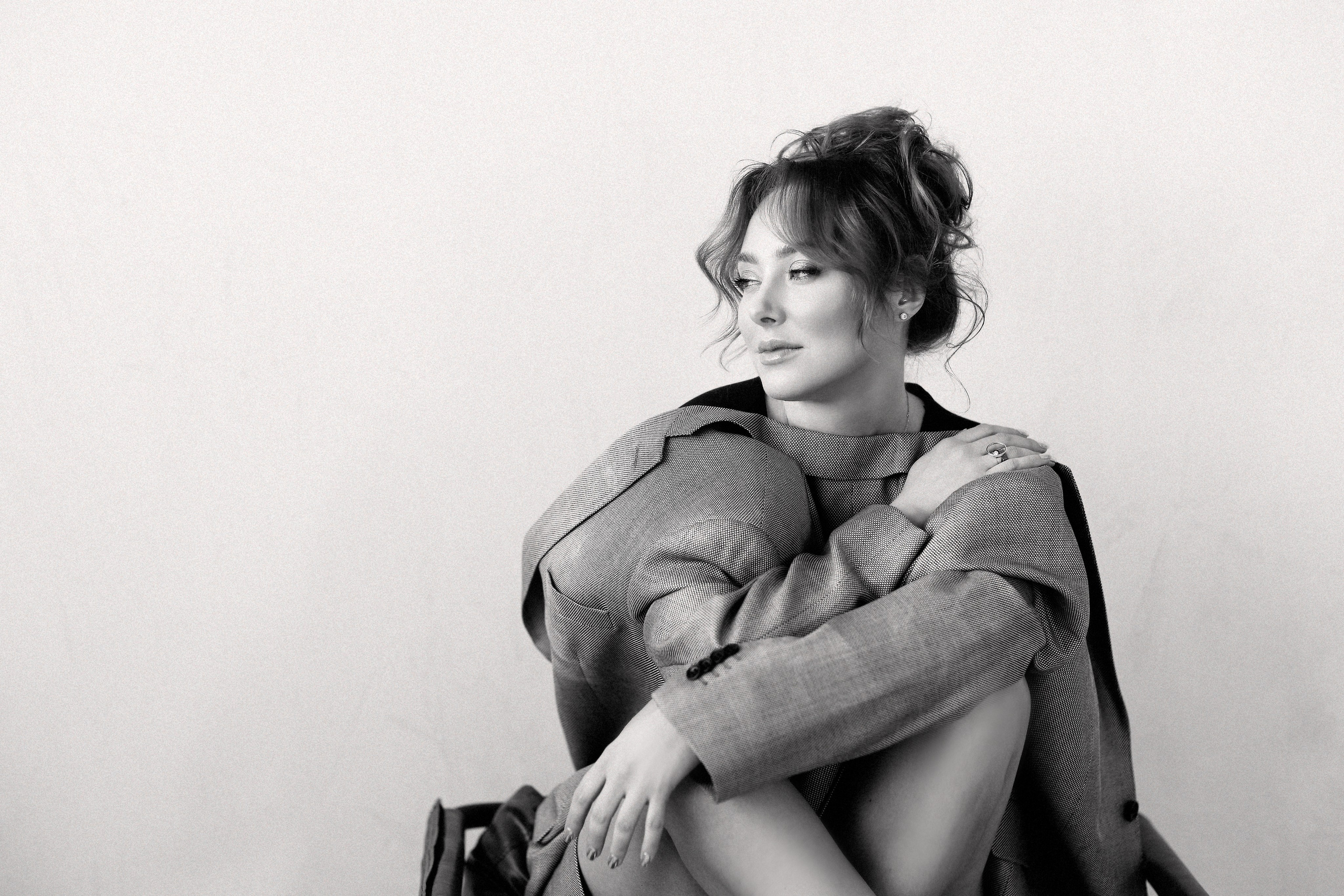 Сильный контраст света и тени на лице модели в черно-белом портрете