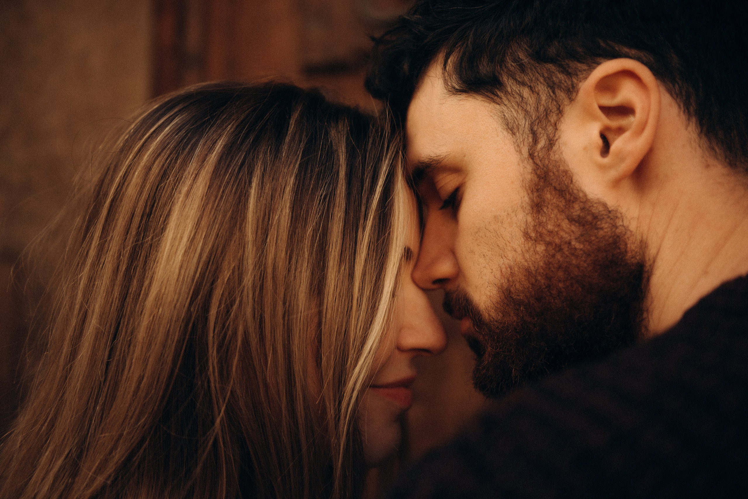 Intimate Couple Portrait in Warm Light — Close and Emotional Connection. An intimate and emotional couple portrait captured in soft, warm light. Their foreheads touching, eyes closed — a timeless expression of love, closeness, and trust. Perfect inspiration for cinematic couple photography and emotional storytelling. Love story photosession in Milan. Romantic photoshooting in Milan. Milan love story photographer. Proposal photoshoot Milan. intimate couple portrait, cinematic love story, emotional connection, close up couple photography, warm tones couple shoot, lifestyle love story, authentic emotions, romantic portrait, cinematic light photography, couple photography inspiration