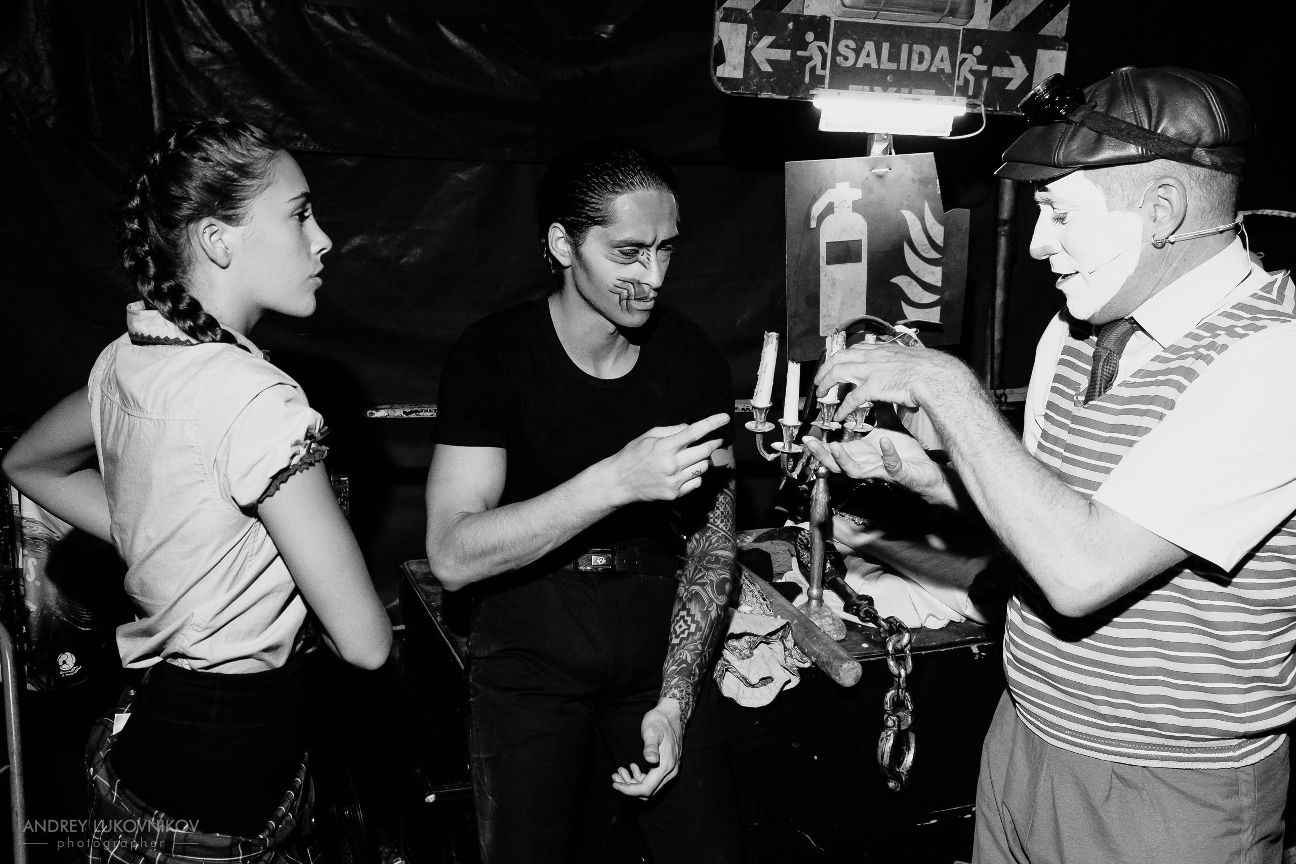 Sesión de fotos entre bastidores en El Circo Encantado: la vida de los artistas tras bambalinas