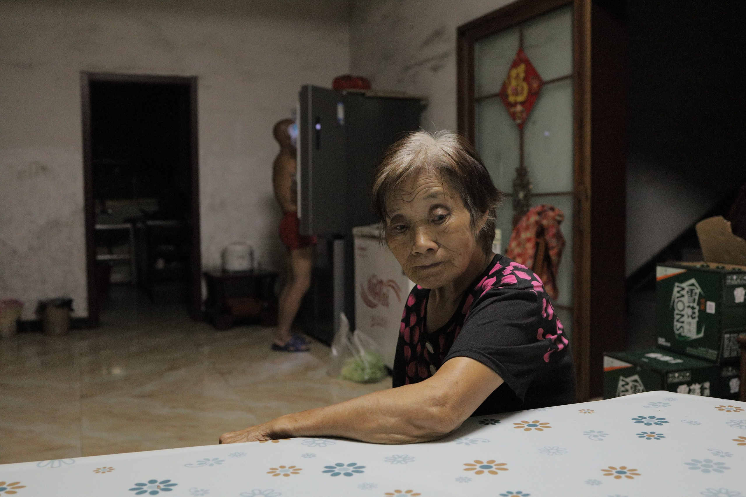 Tang Hezhen sits on the table and think before the dinner.