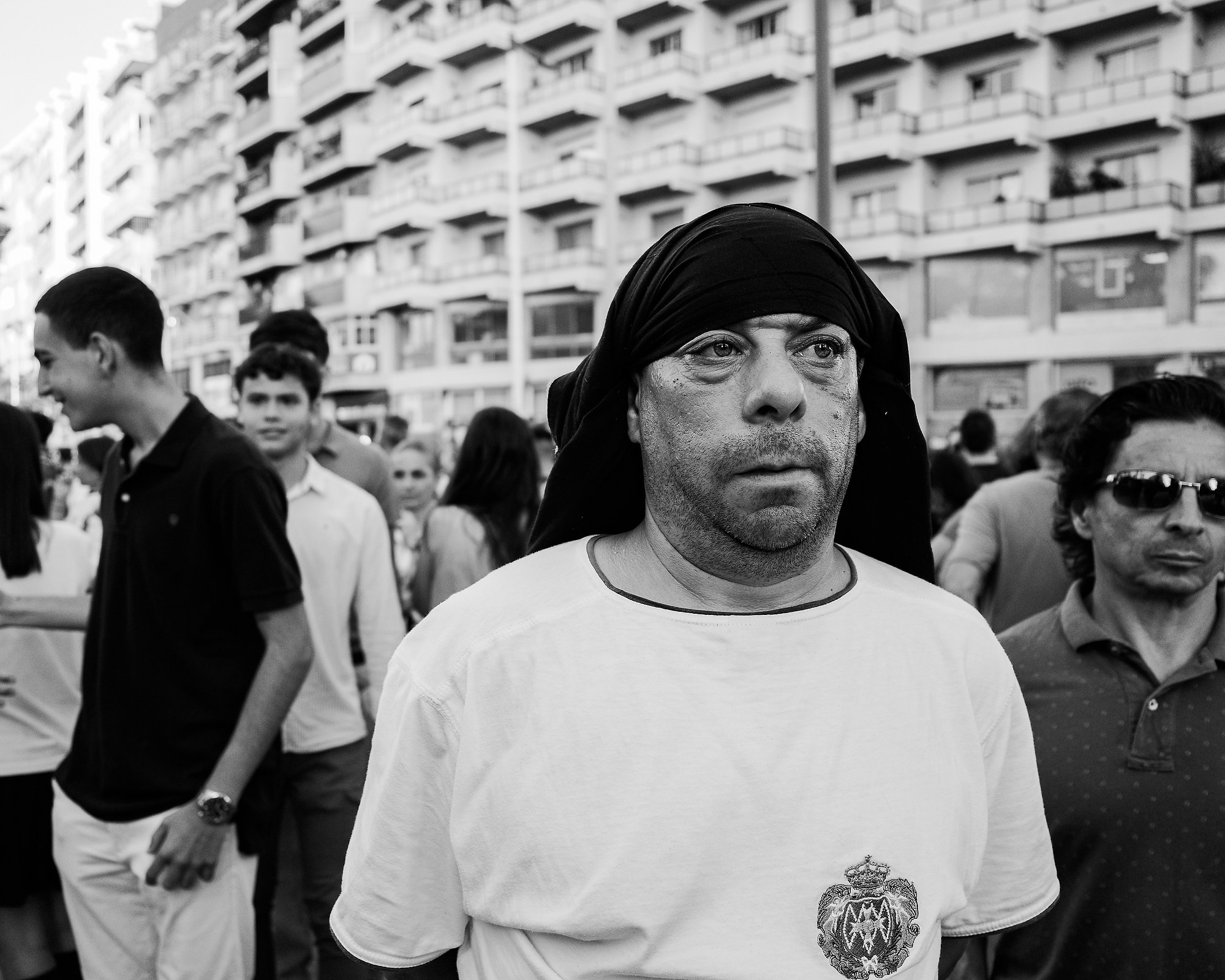 Cuando la calle te pone a prueba: Fotografía Documental en el Corpus de Huelva con Ricoh GR IV. Fotógrafo profesional en Sevilla Francisco Guerrero