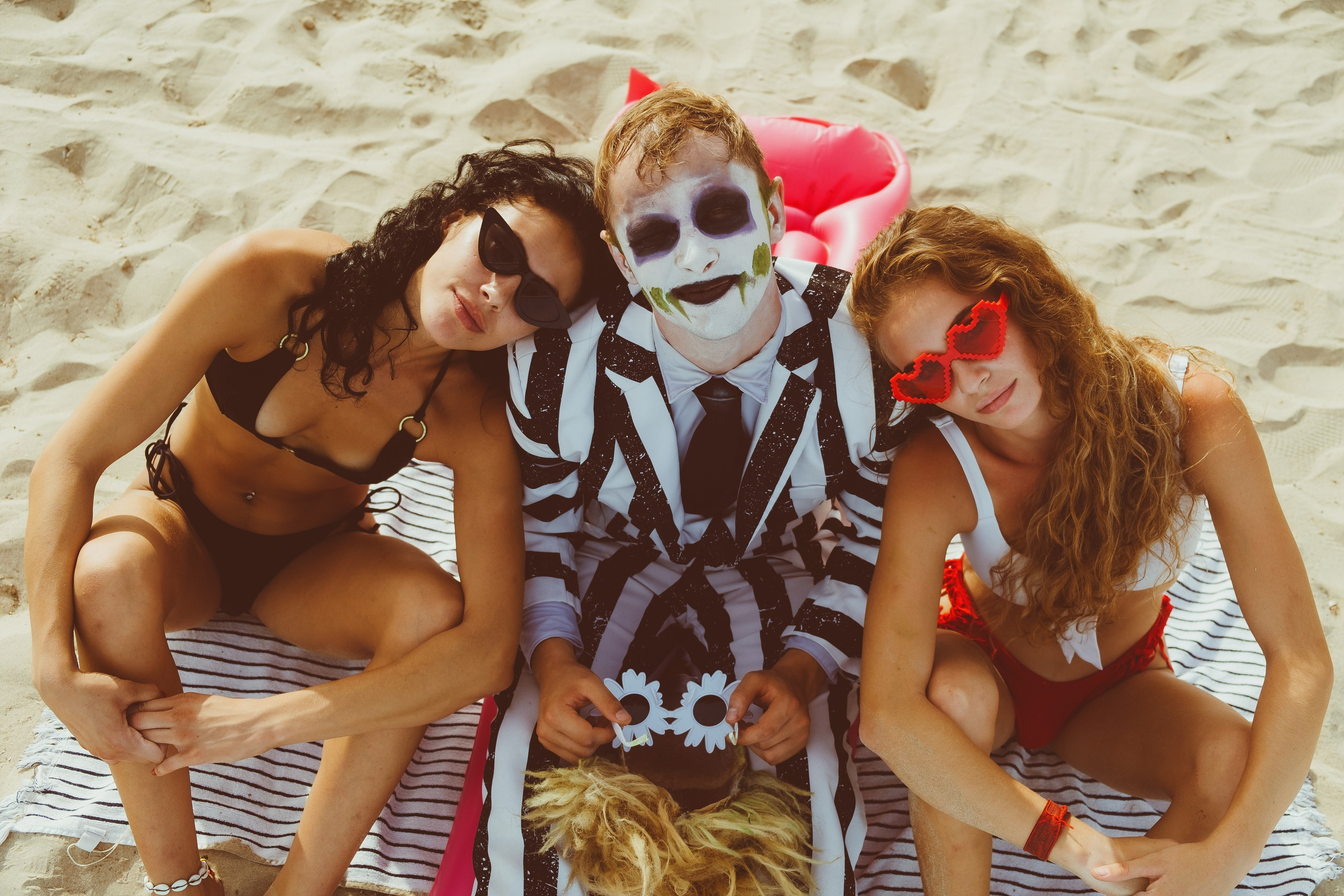 Beetlejuice на море: Экспериментальная фотосессия с цирковыми артистами — Фотограф Андрей Луковников